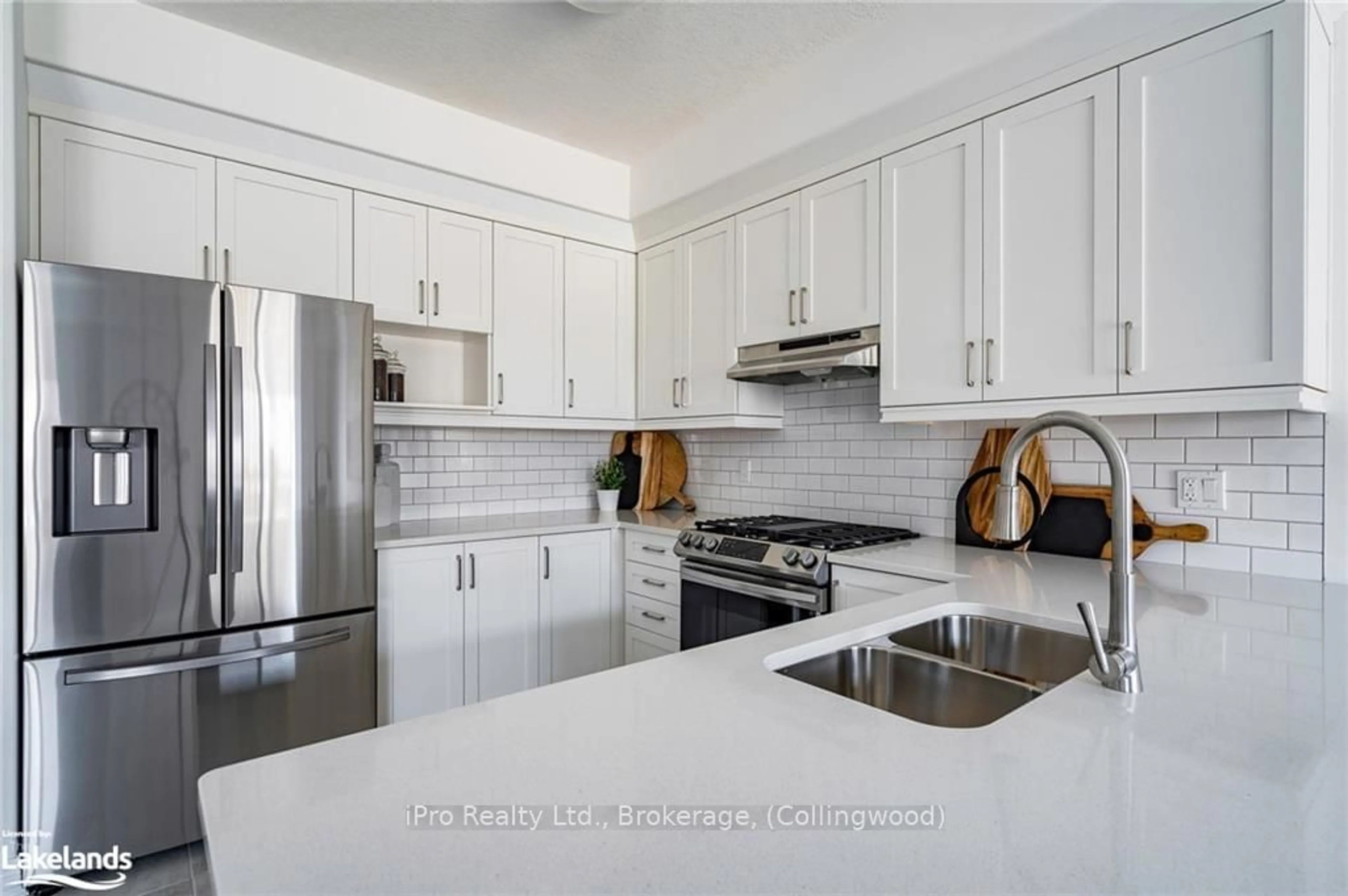 Contemporary kitchen, wood floors for 11 MAIDENS Cres, Collingwood Ontario L9Y 3B7