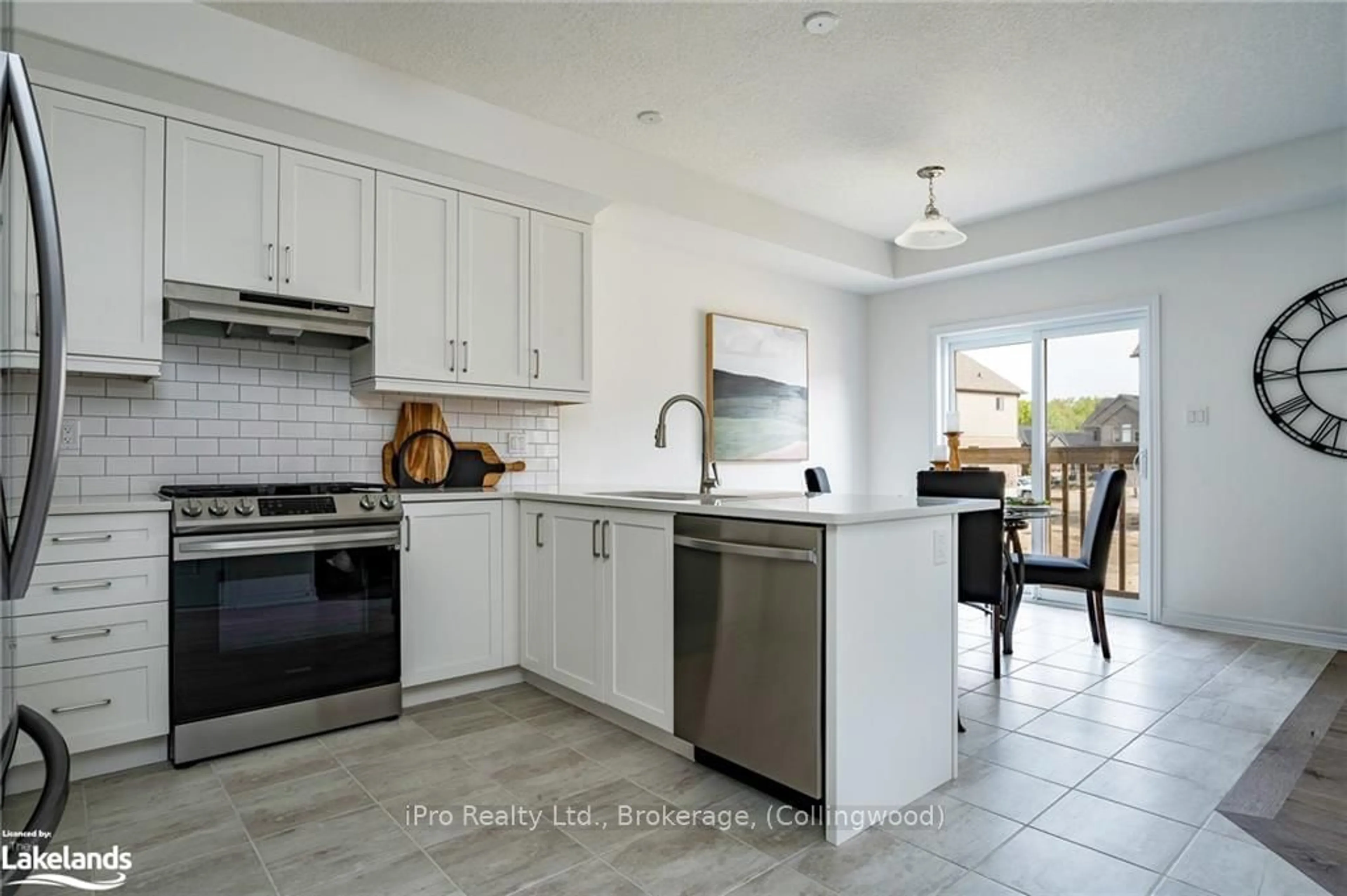 Open concept kitchen for 11 MAIDENS Cres, Collingwood Ontario L9Y 3B7