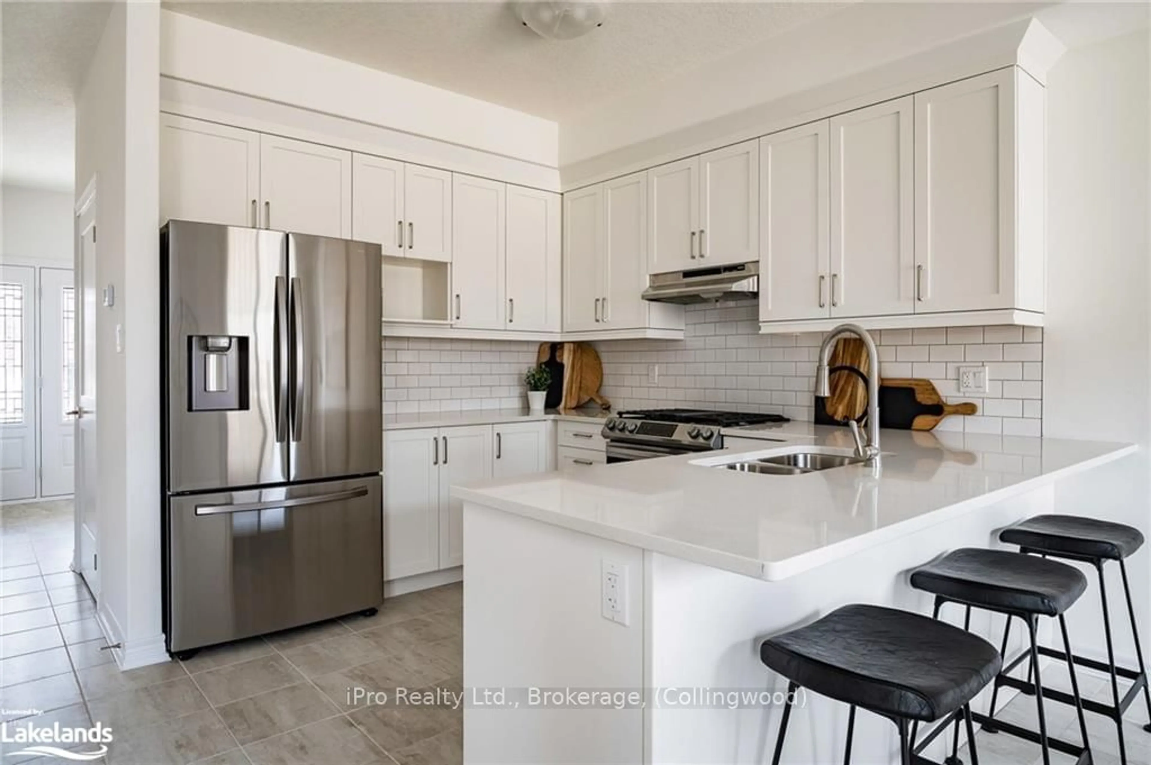 Contemporary kitchen, wood floors for 11 MAIDENS Cres, Collingwood Ontario L9Y 3B7