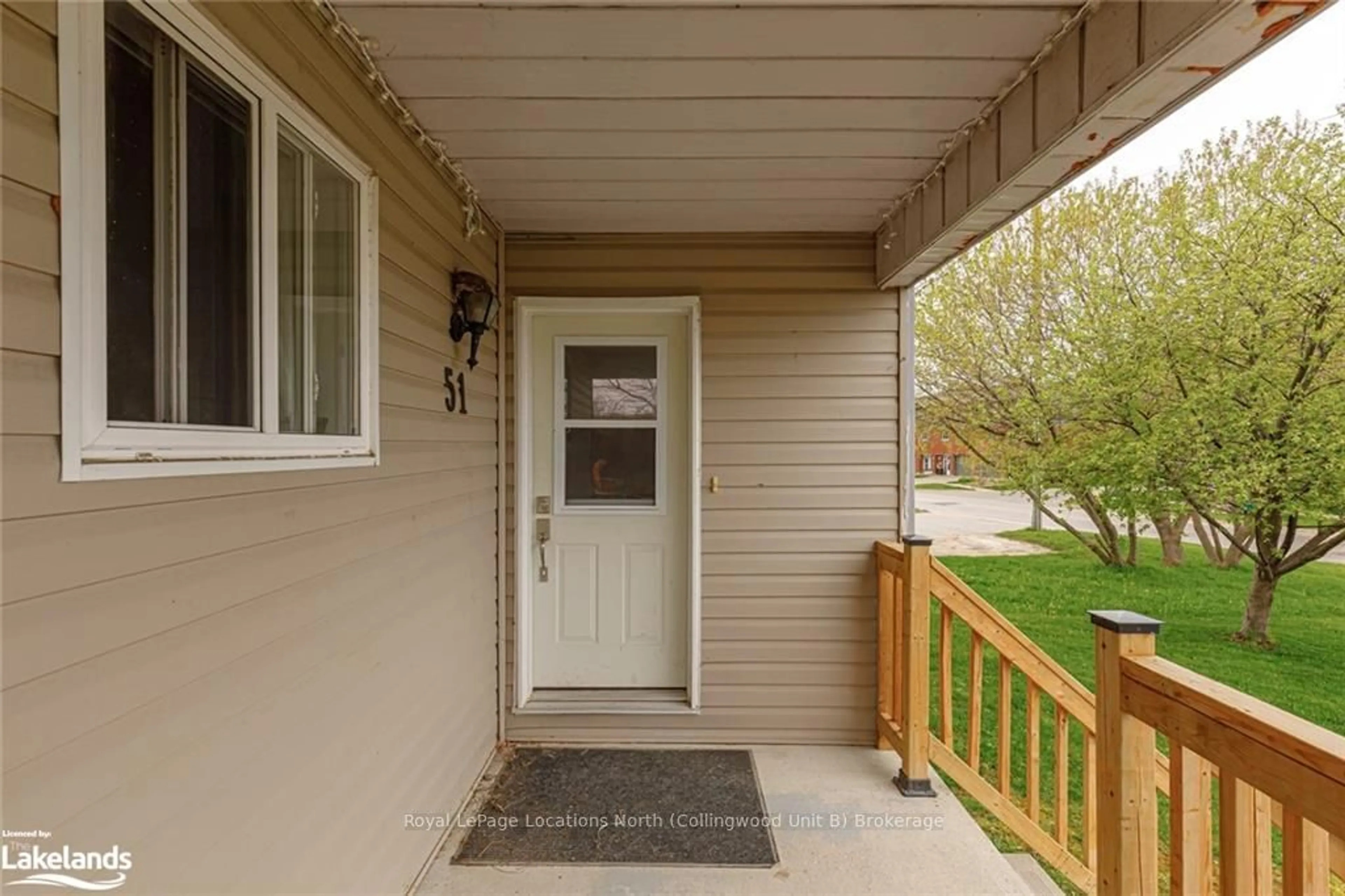 Indoor entryway, wood floors for 51 RAGLAN St, Collingwood Ontario L9Y 4Y6