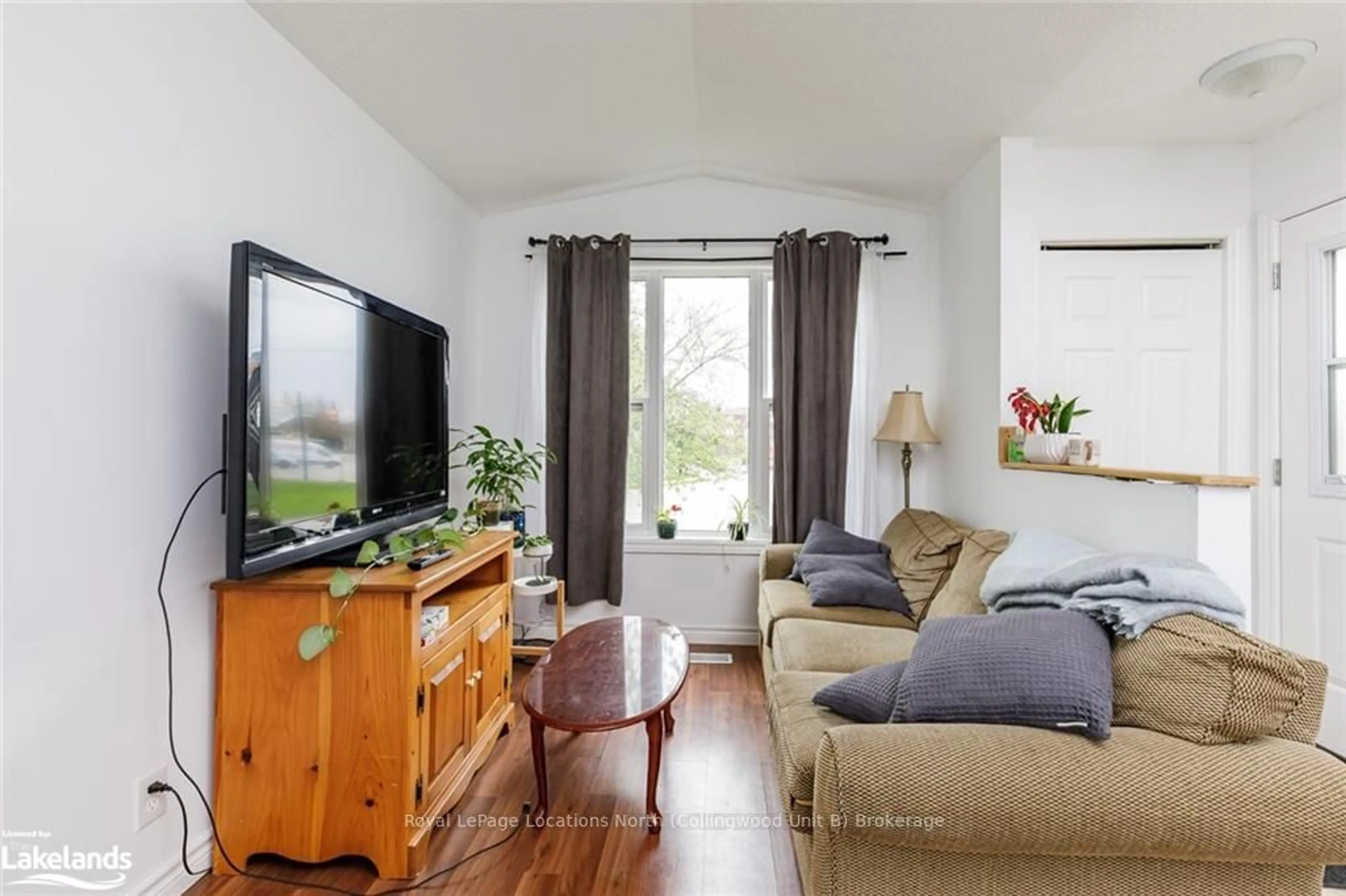 Living room, wood floors for 51 RAGLAN St, Collingwood Ontario L9Y 4Y6