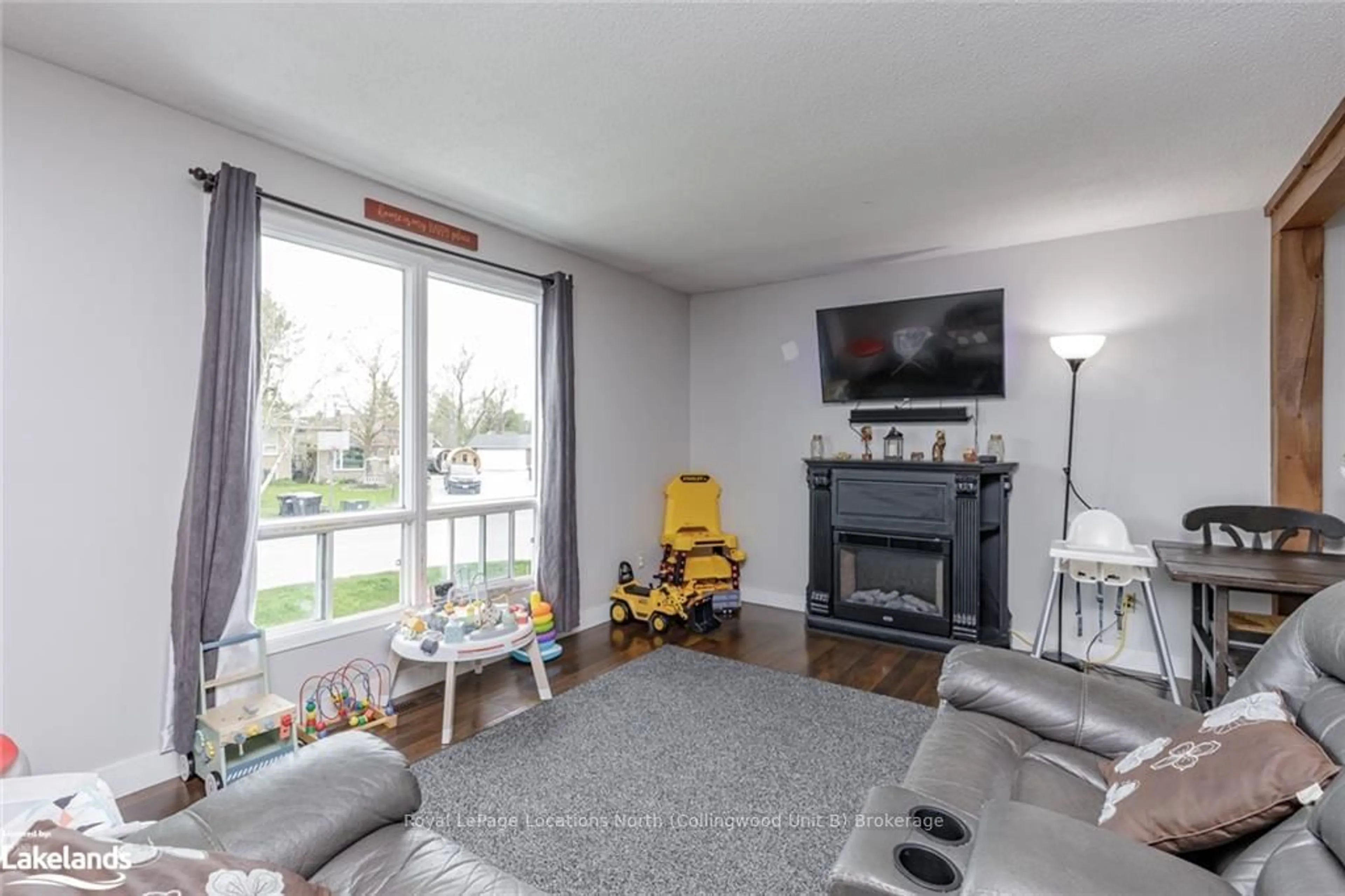 Living room, wood floors for 31 COURTICE Cres, Collingwood Ontario L9Y 4N7