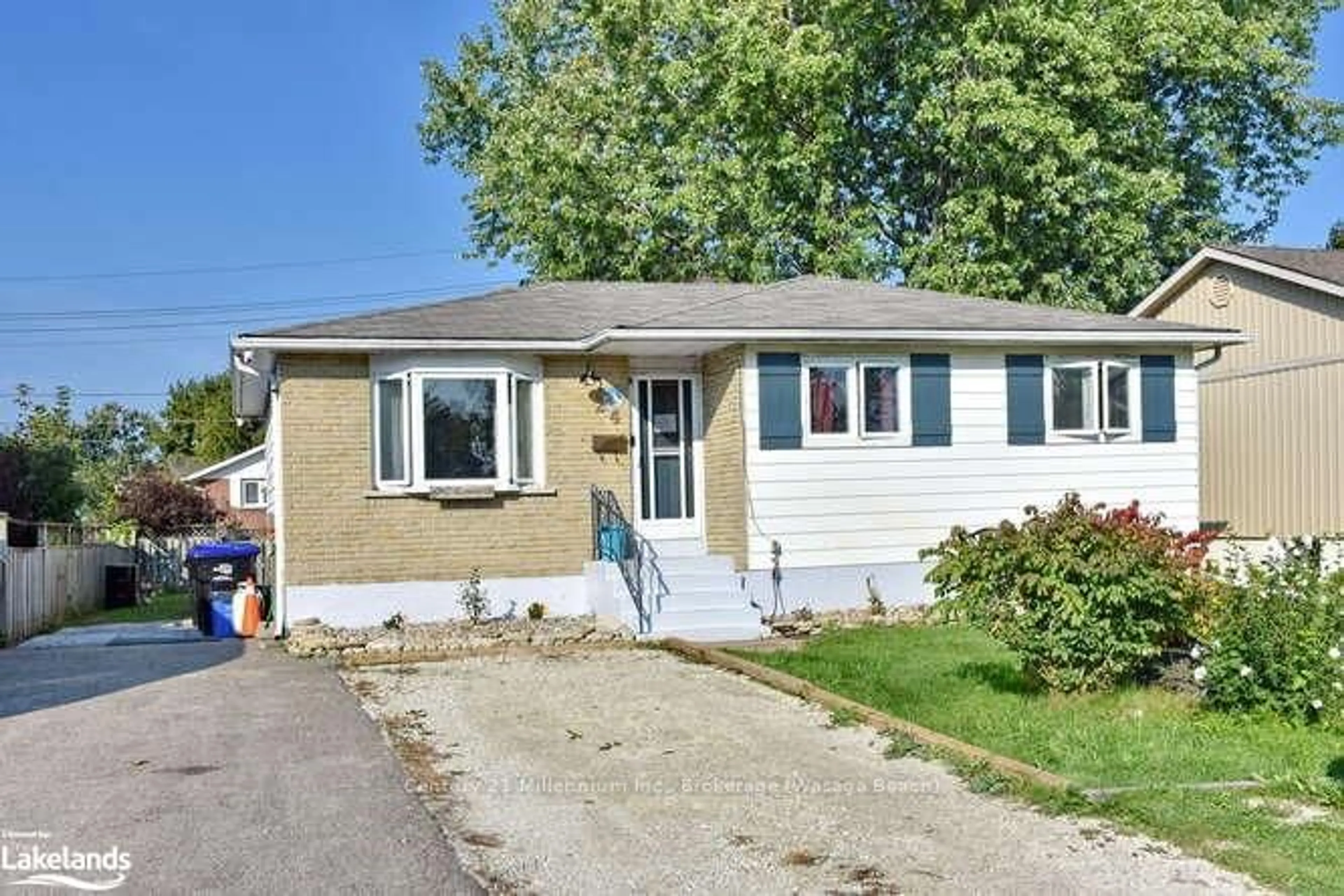 Frontside or backside of a home, cottage for 24 MASON Rd, Collingwood Ontario L9Y 4E3