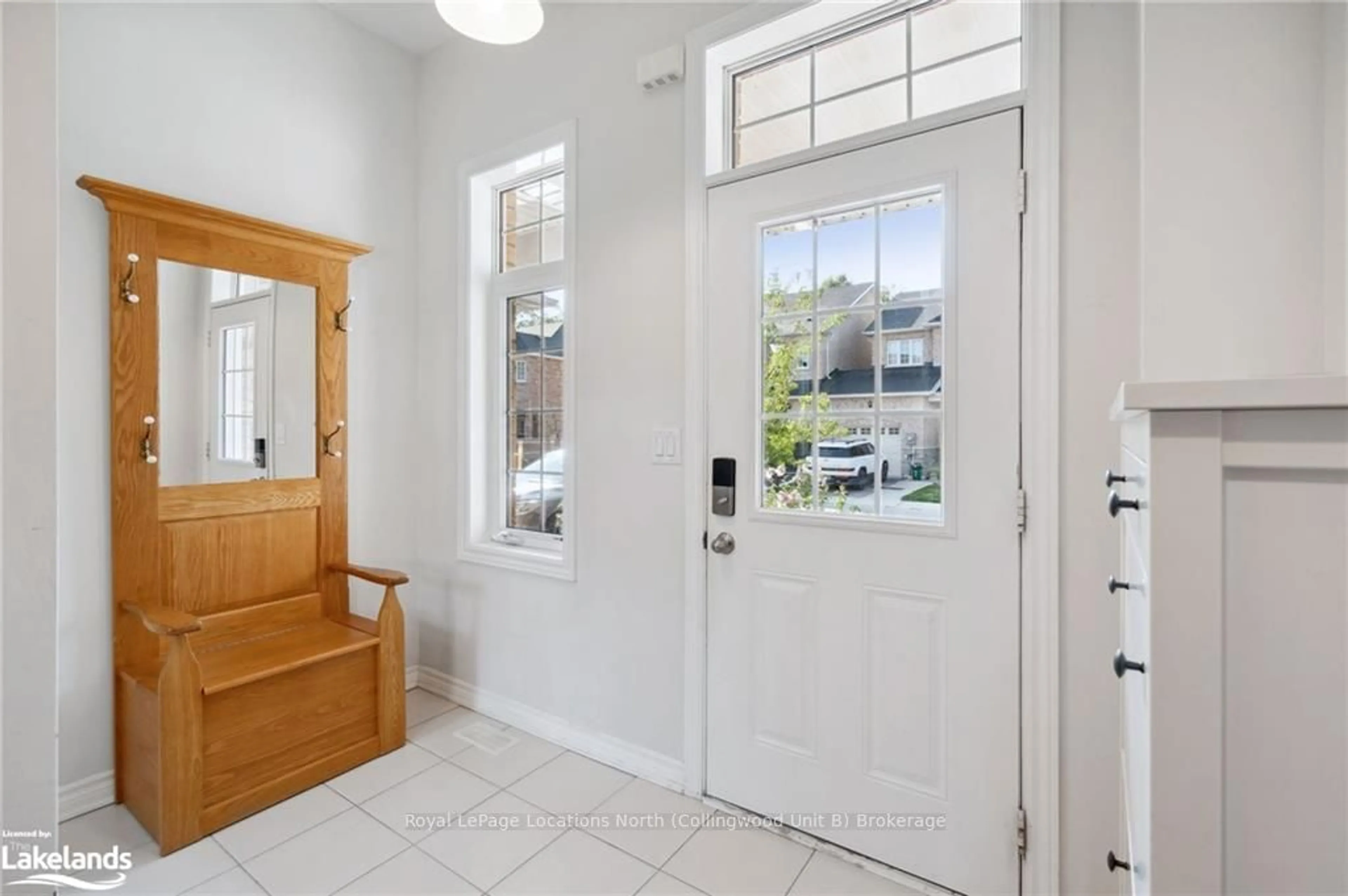 Indoor entryway, wood floors for 6 BLASI Crt, Wasaga Beach Ontario L9Z 0H3