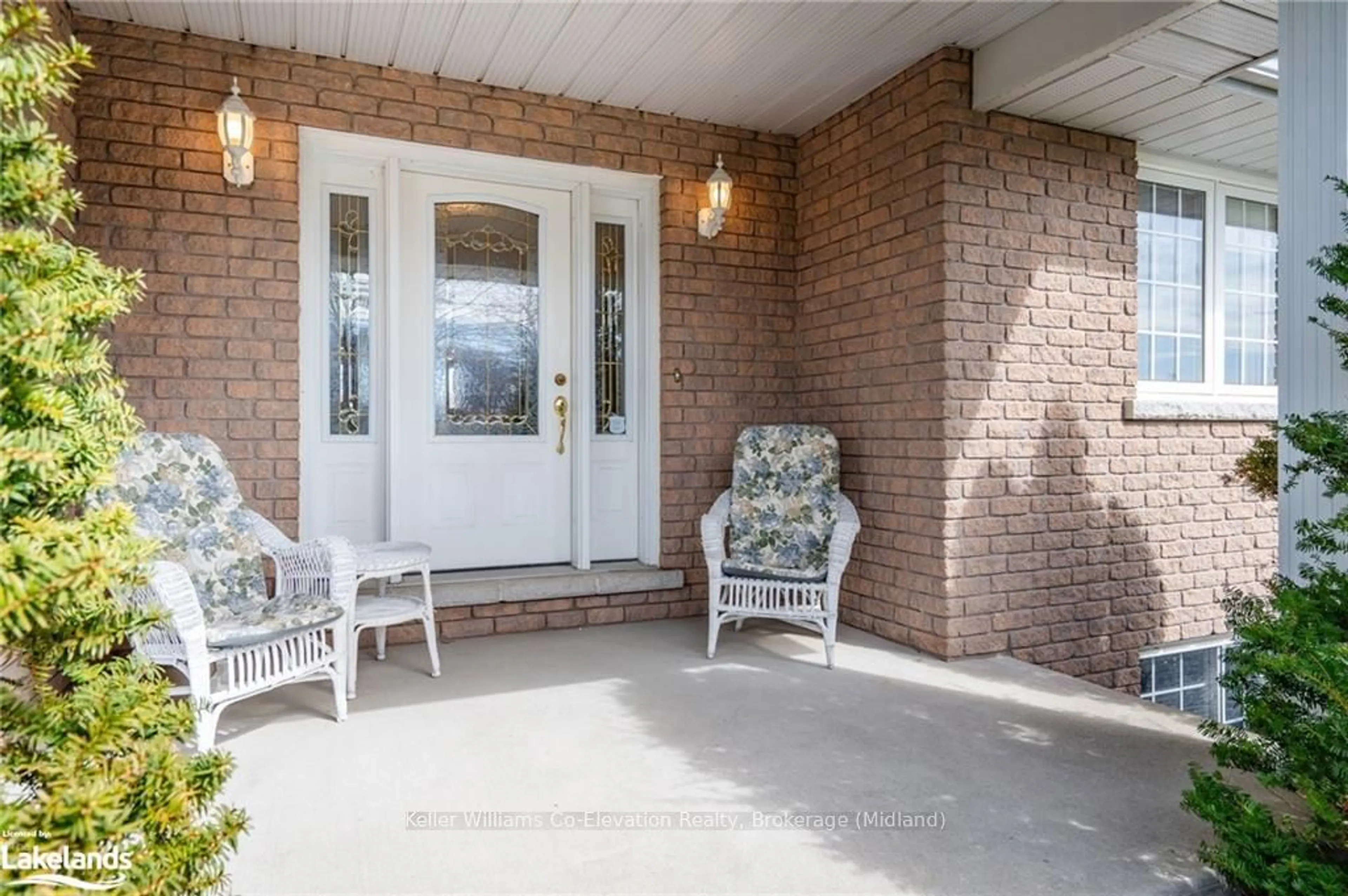 Indoor entryway, cement floor for 8485 HIGHWAY 93, Tiny Ontario L4R 0E3