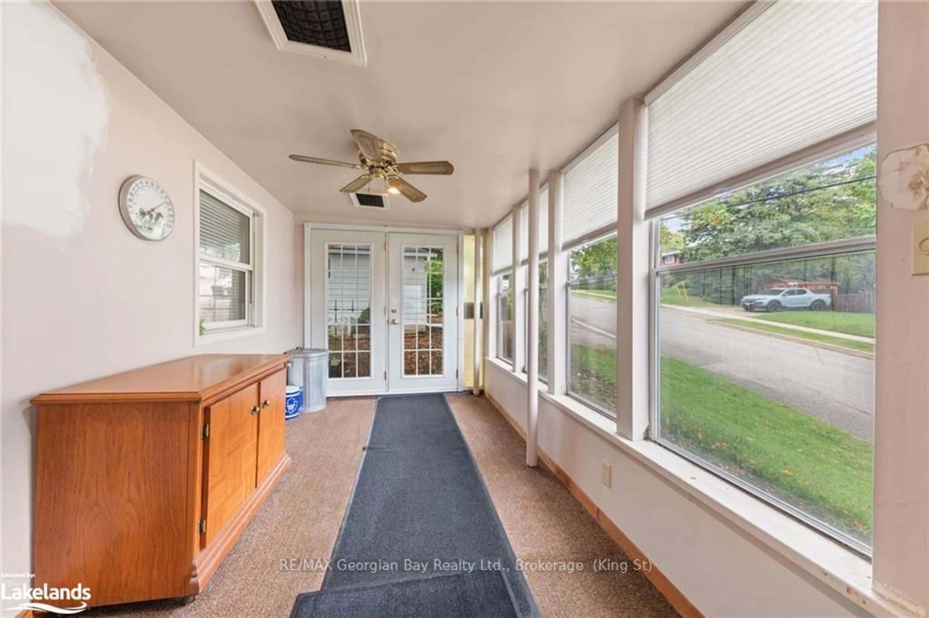 Indoor foyer, wood floors for 188 SIXTH St, Midland Ontario L4R 3X8