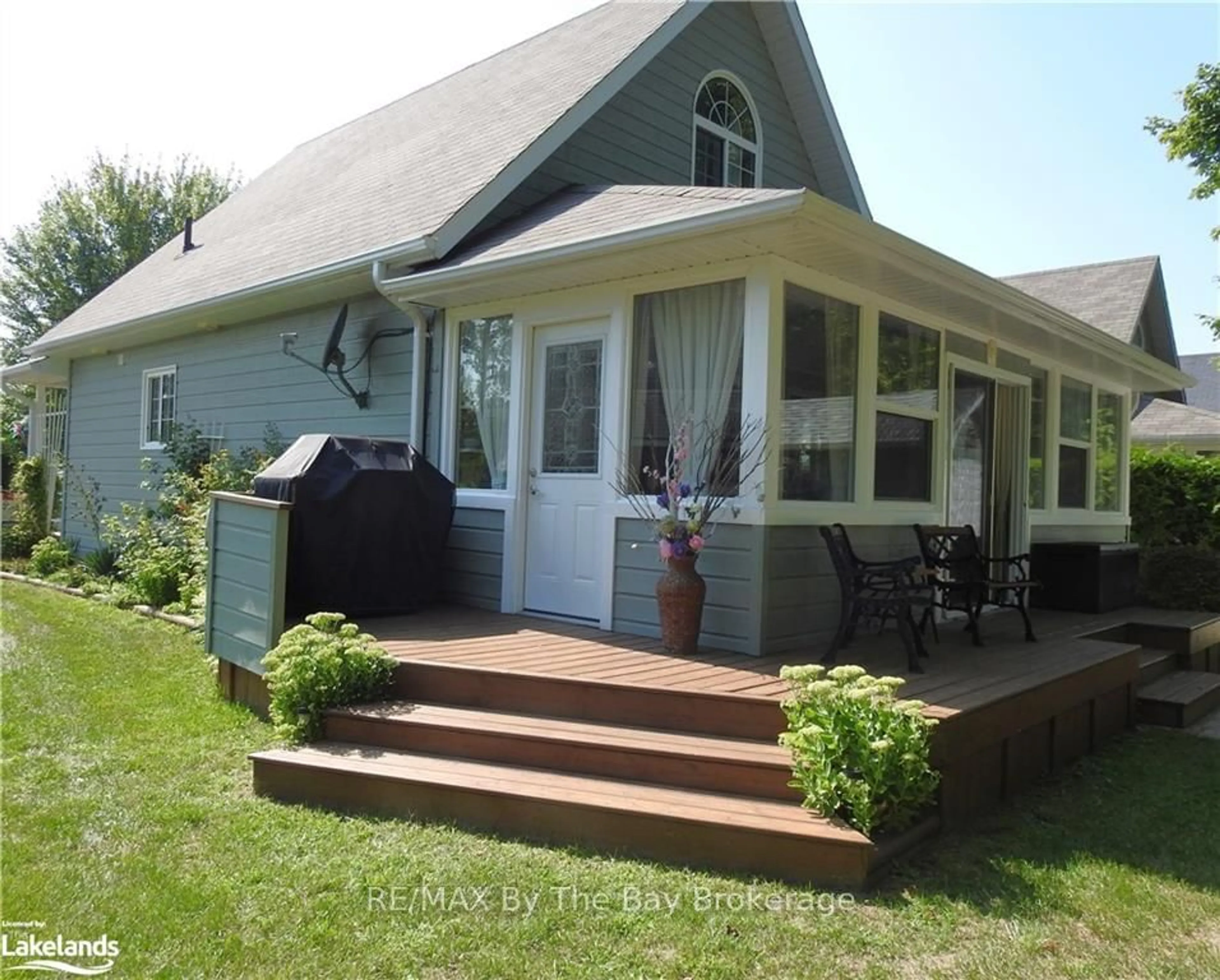 Frontside or backside of a home, cottage for 63 MADAWASKA Tr, Wasaga Beach Ontario L9Z 1X7