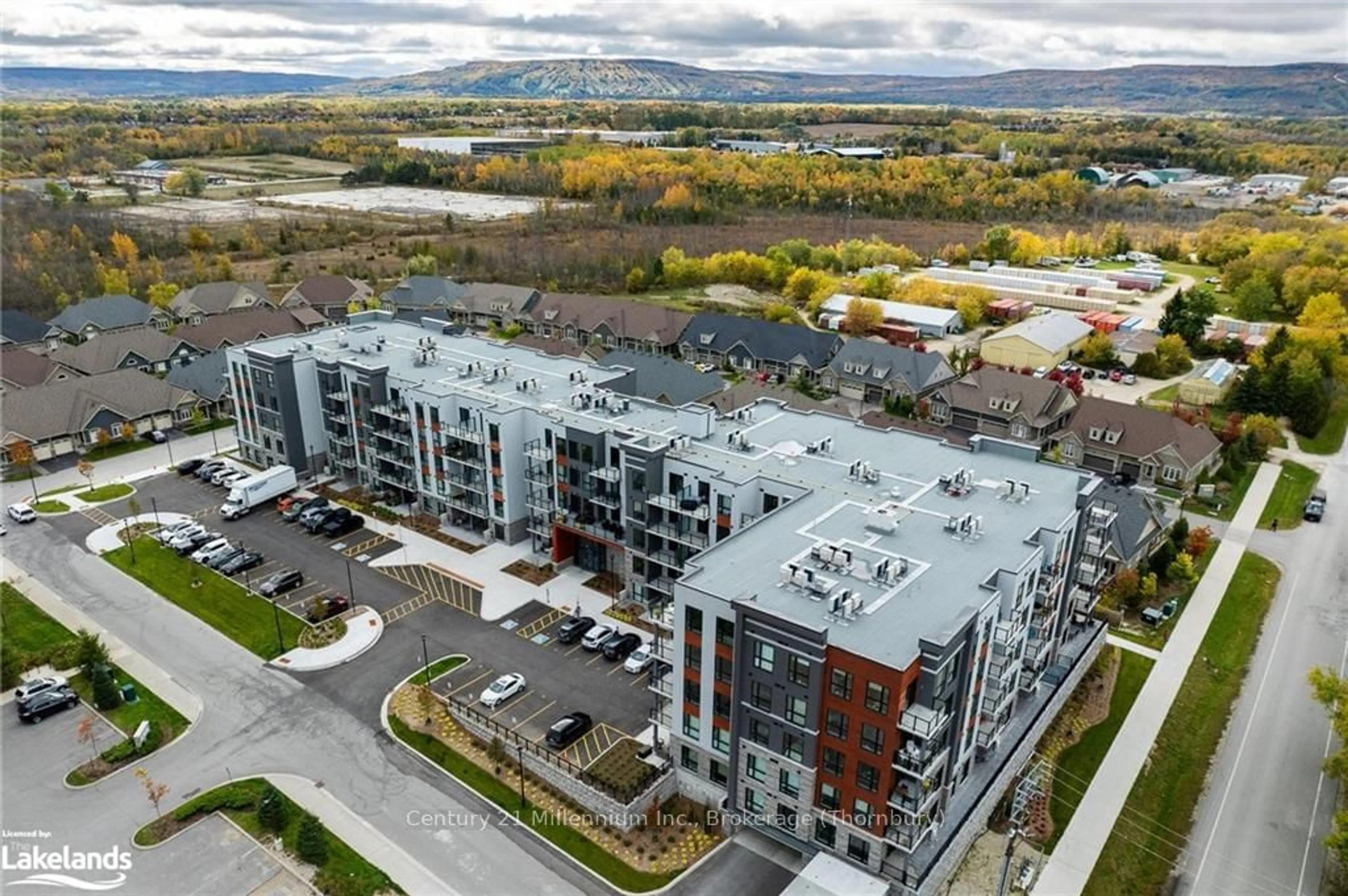 A pic from exterior of the house or condo, the front or back of building for 4 KIMBERLY Lane #112, Collingwood Ontario L9Y 5B4