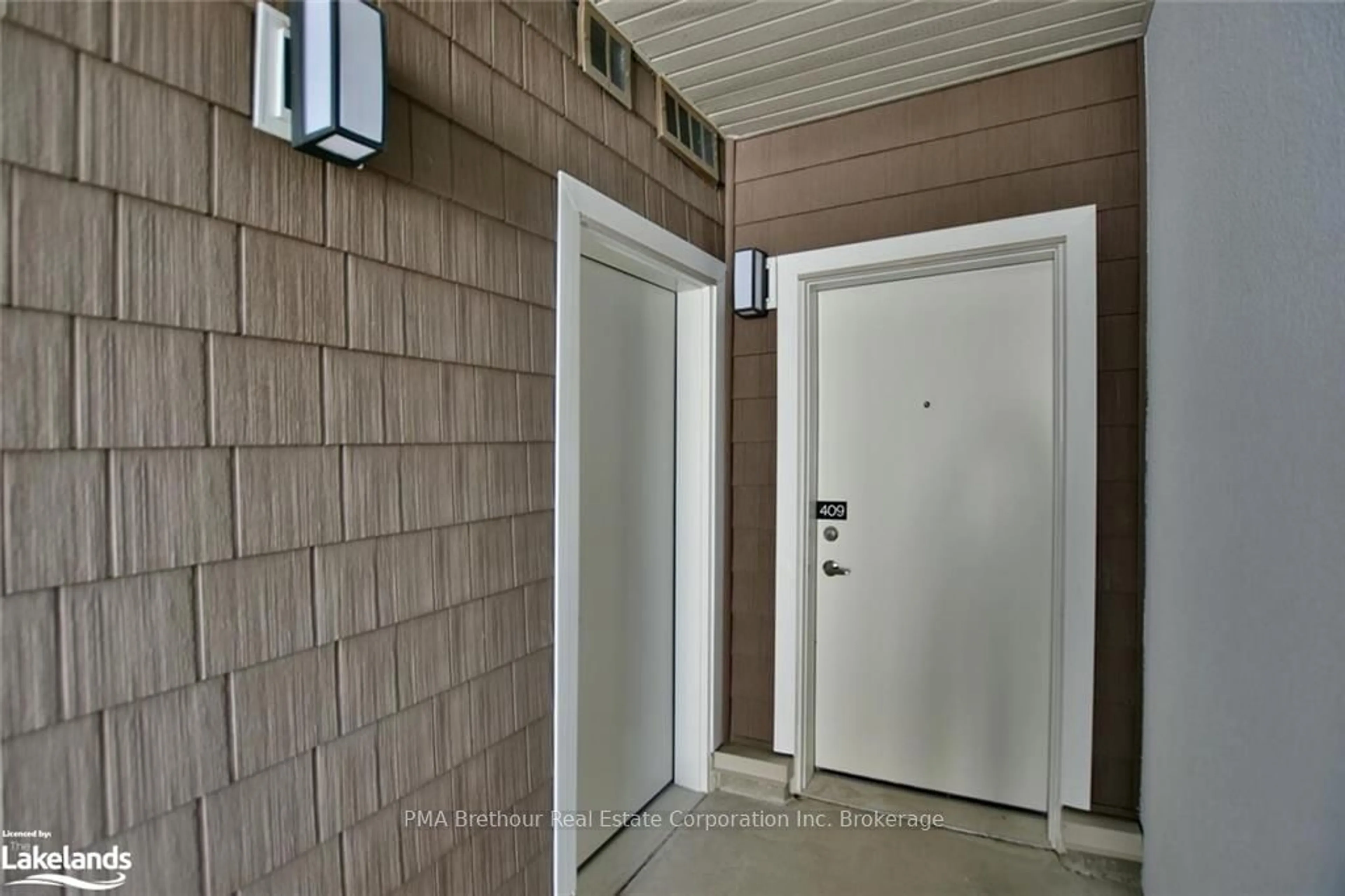 Indoor entryway, wood floors for 17 SPOONER Cres #409, Collingwood Ontario L9Y 1T3