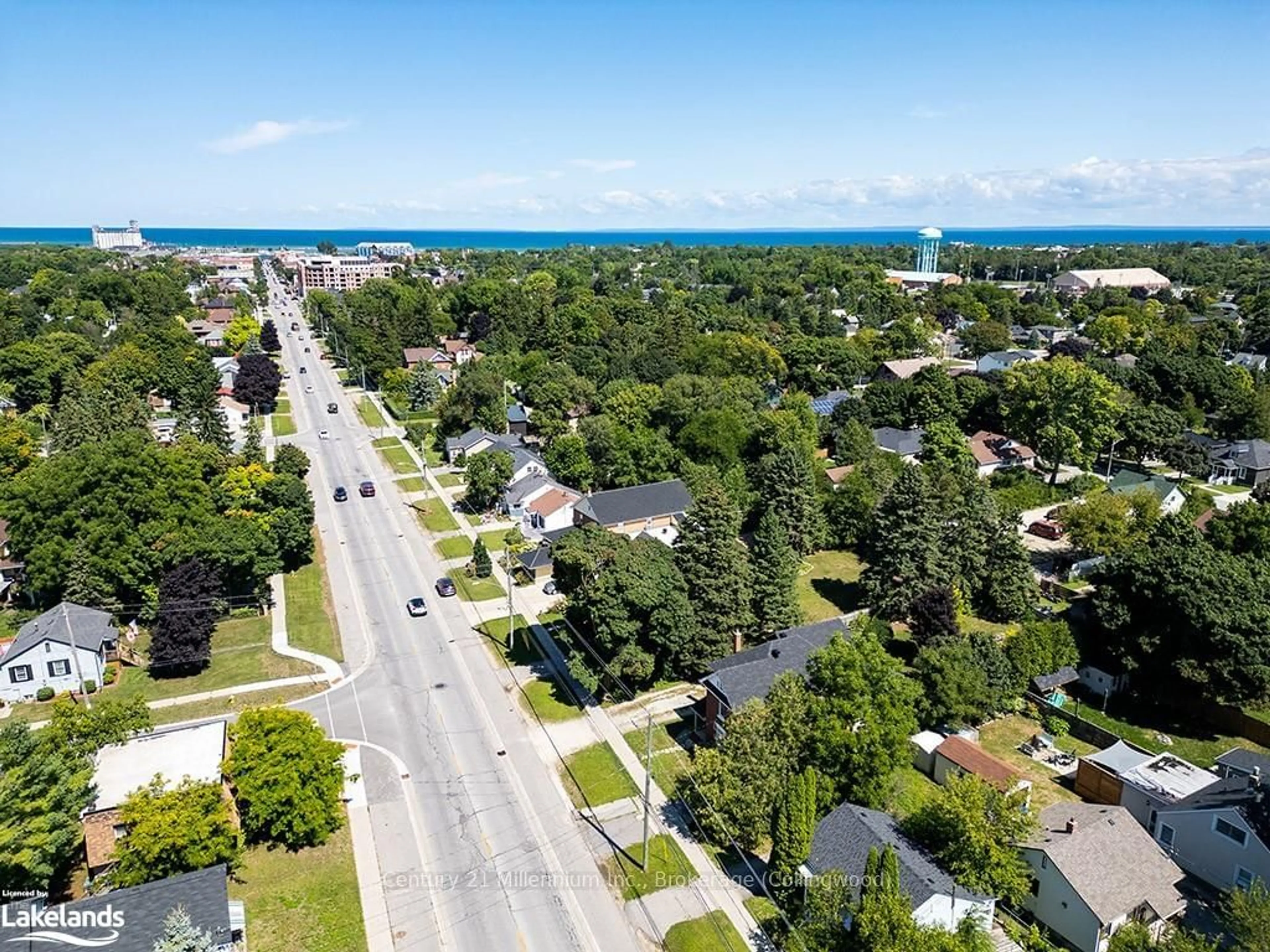 A pic from exterior of the house or condo, the street view for 523 HURONTARIO St, Collingwood Ontario L9Y 2N2