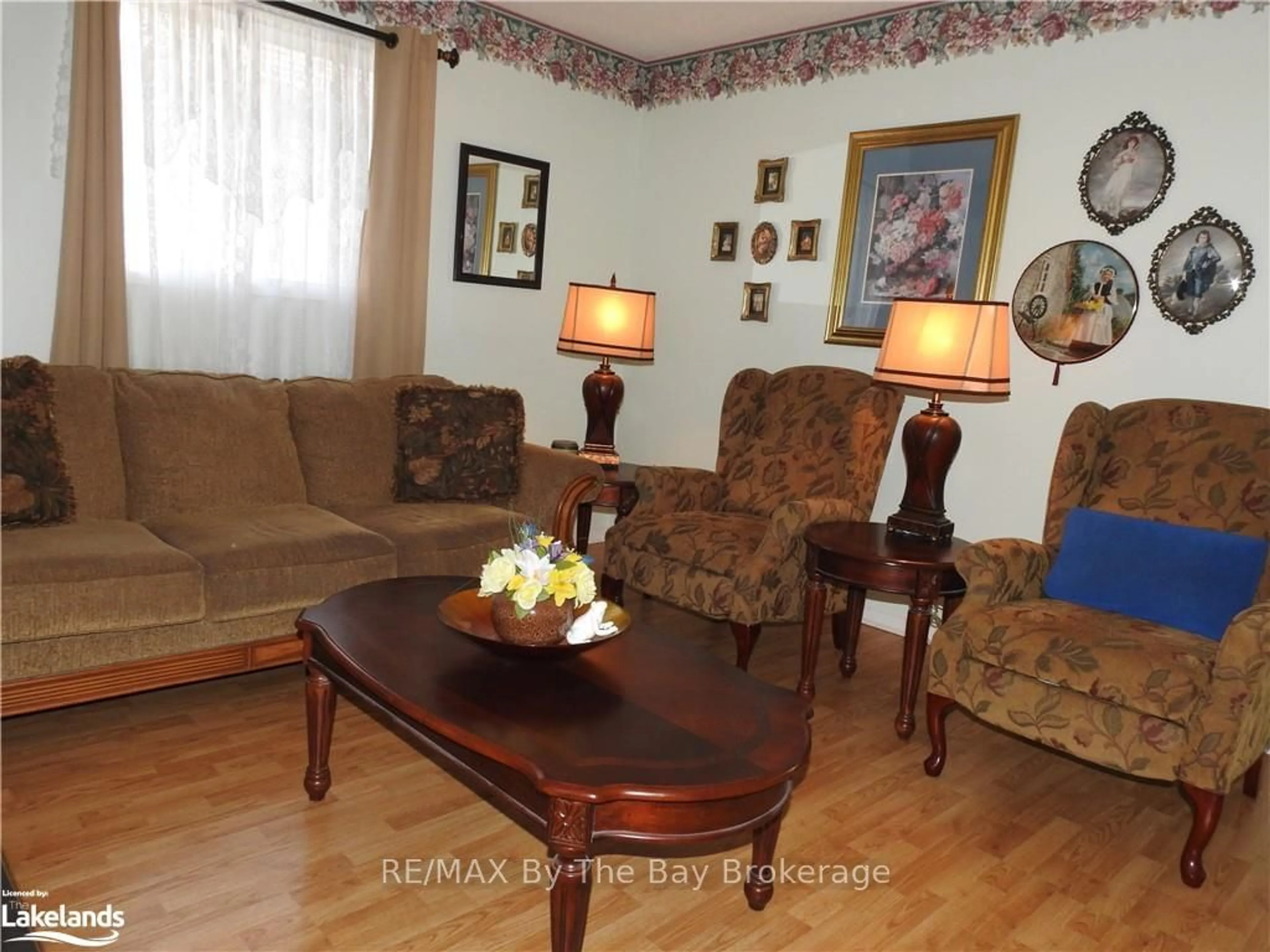 Living room, wood floors for 189 DYER Dr, Wasaga Beach Ontario L9Z 1L9