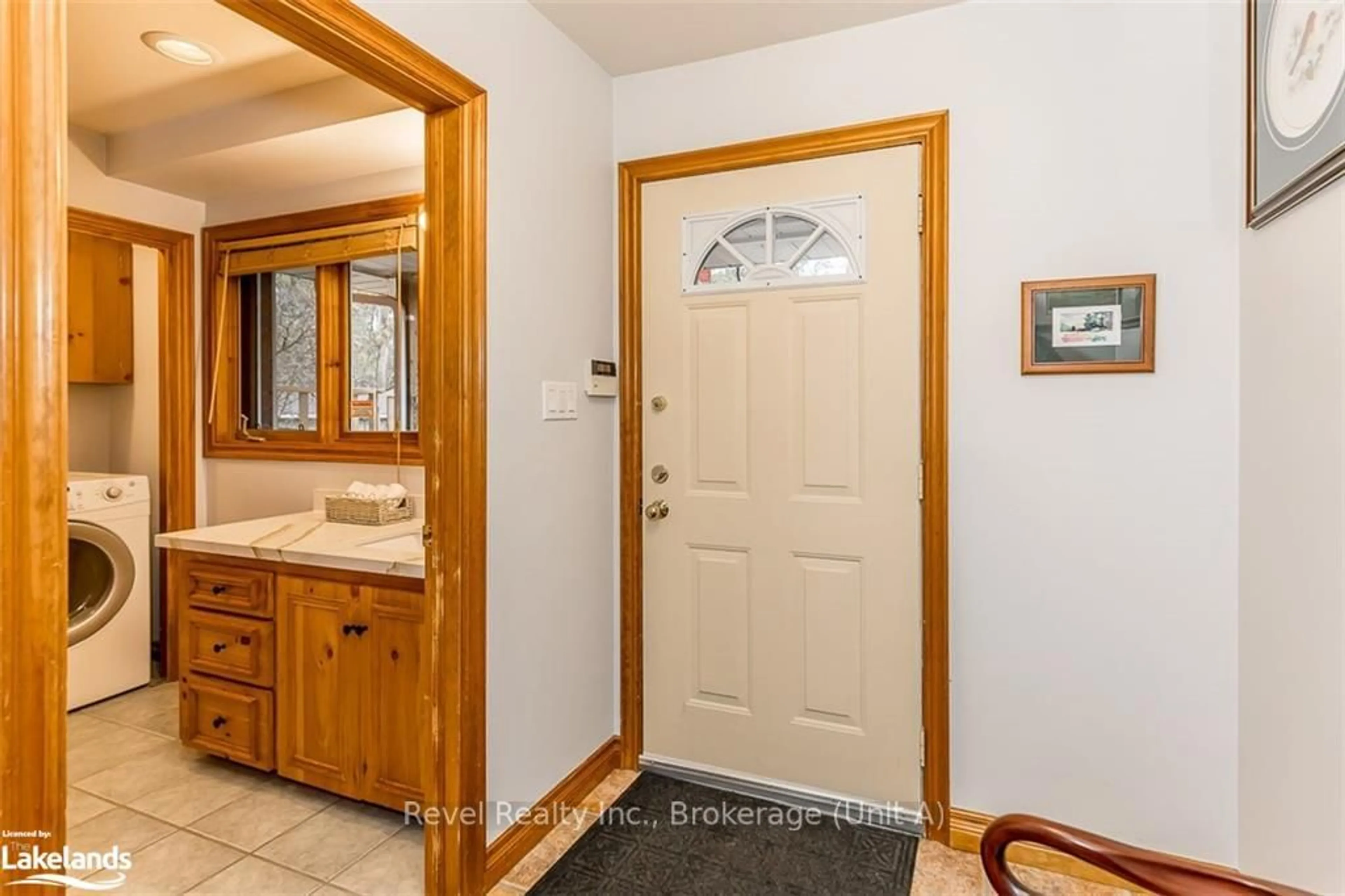 Indoor entryway, wood floors for 8 WILLOW Dr, Tiny Ontario L0L 1P0