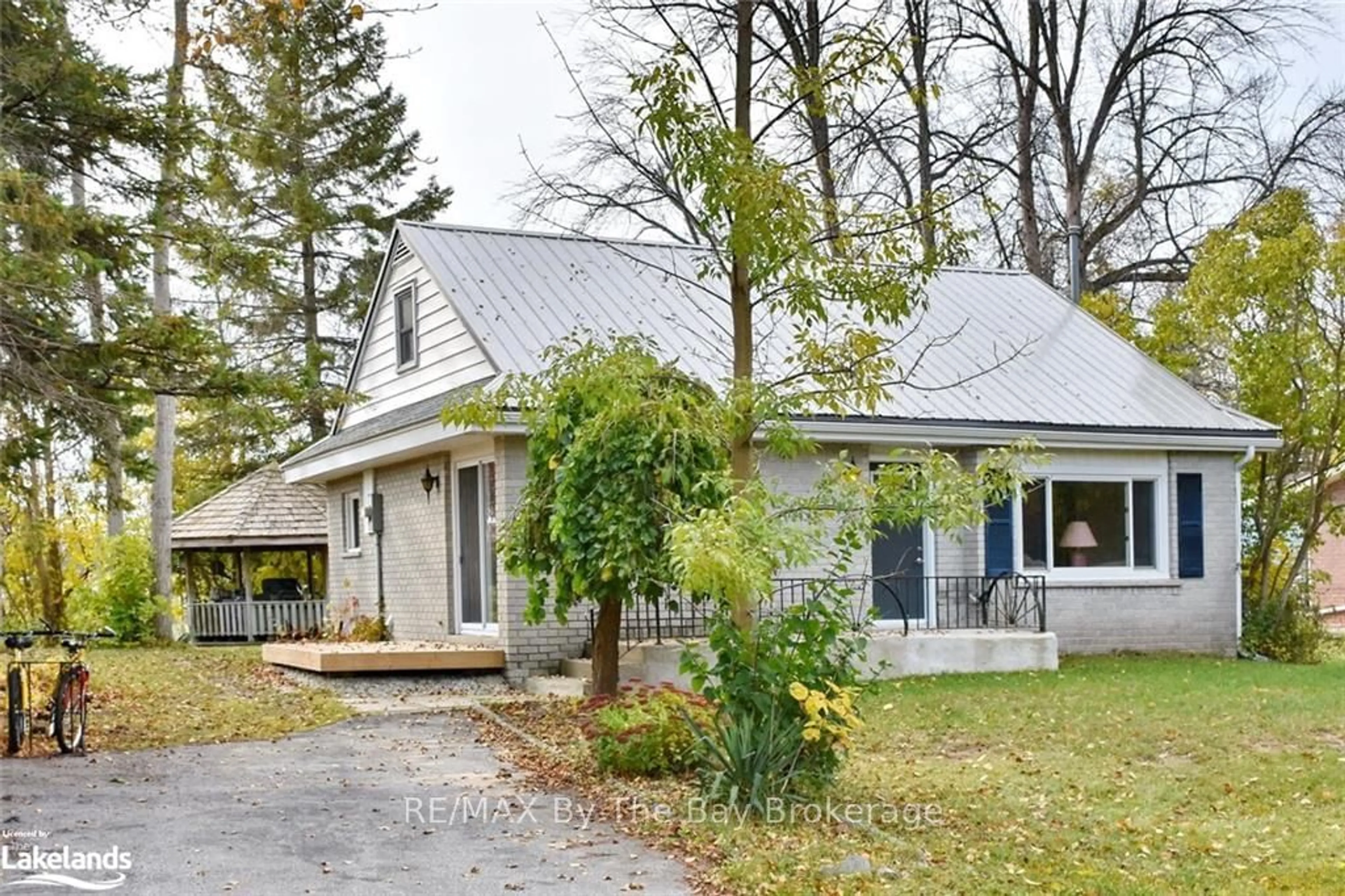 Frontside or backside of a home, cottage for 25 AYLING REID Crt, Wasaga Beach Ontario L9Z 2G5