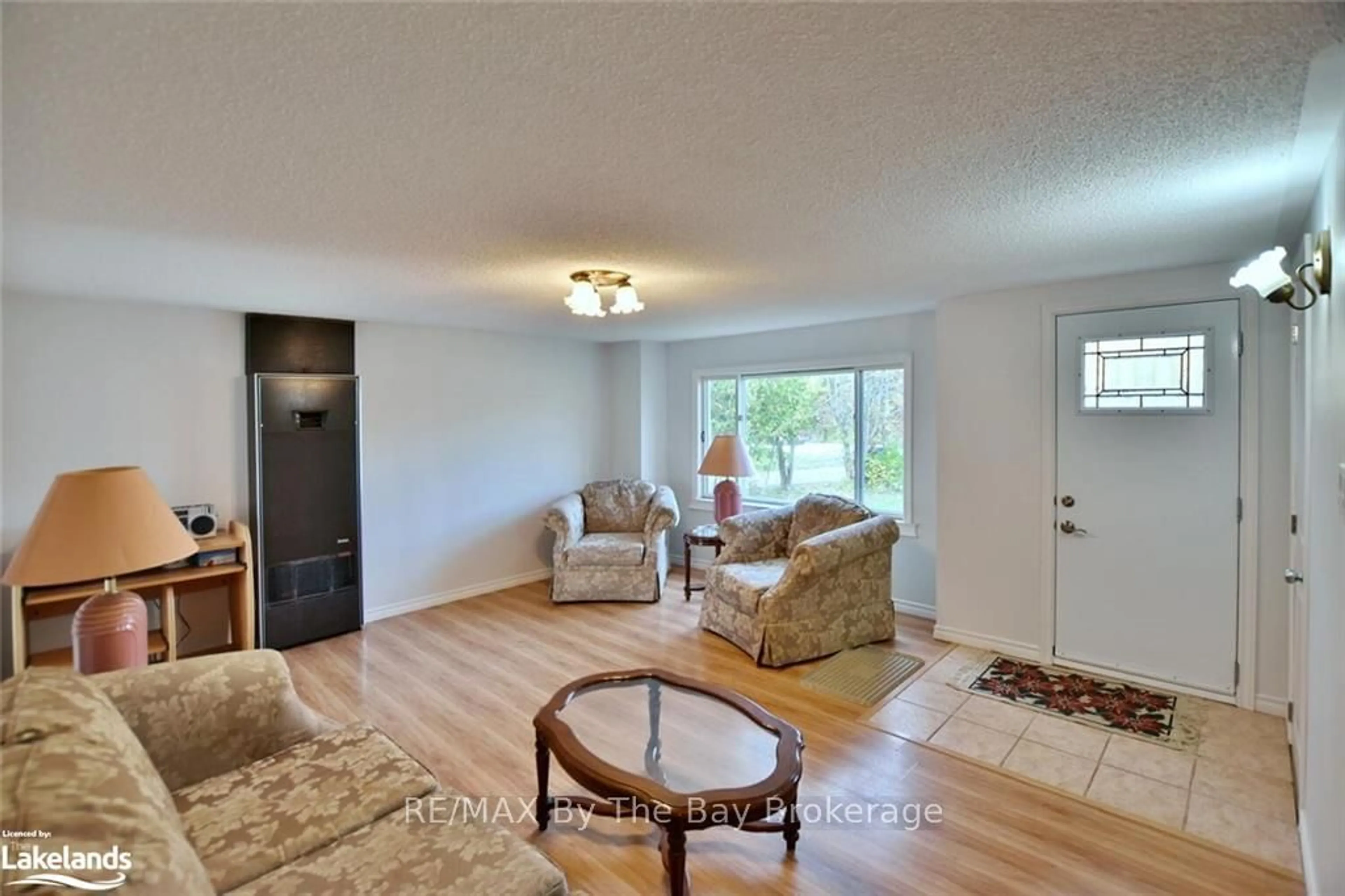 Living room, wood floors for 25 AYLING REID Crt, Wasaga Beach Ontario L9Z 2G5