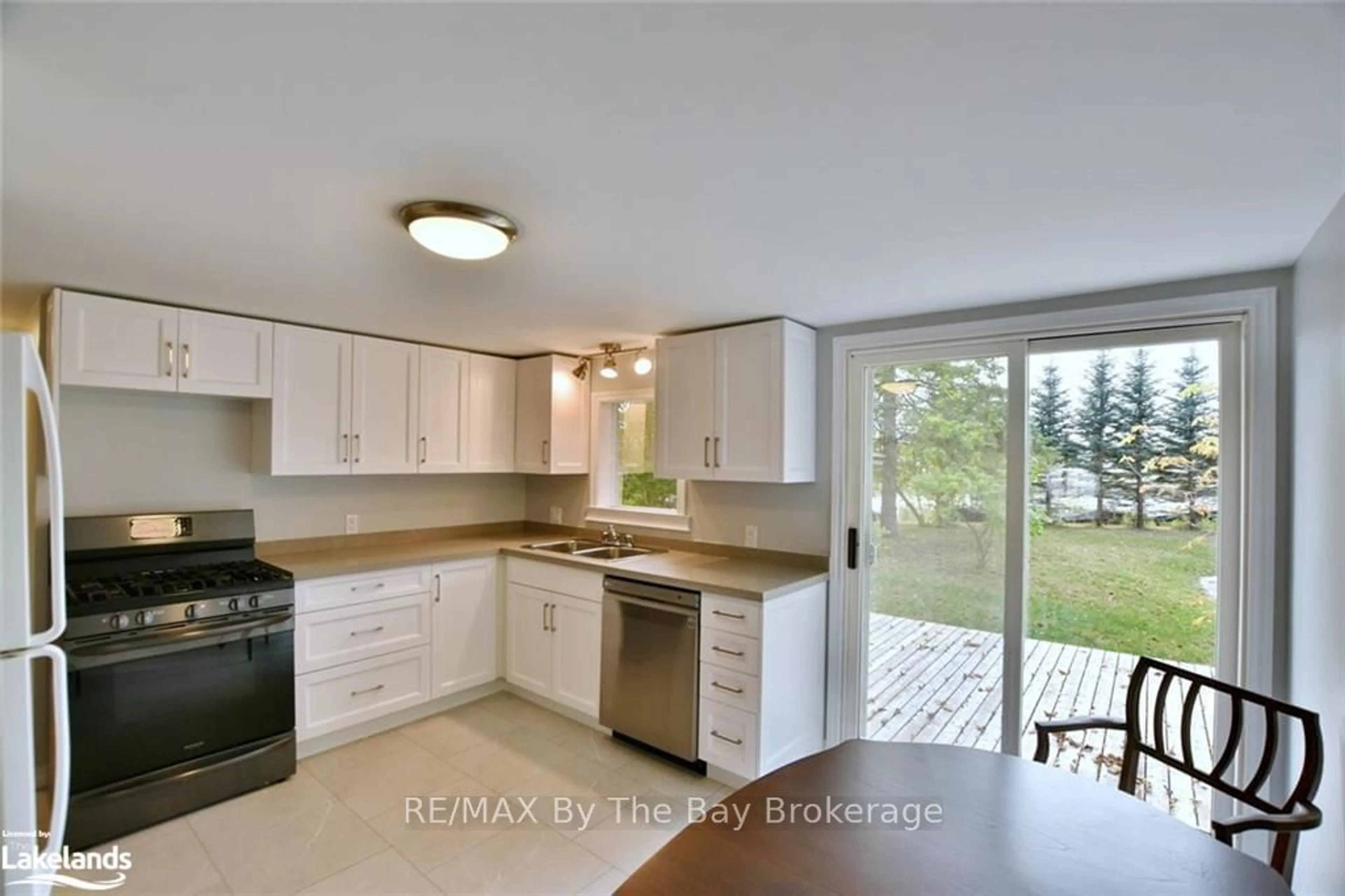 Open concept kitchen for 25 AYLING REID Crt, Wasaga Beach Ontario L9Z 2G5