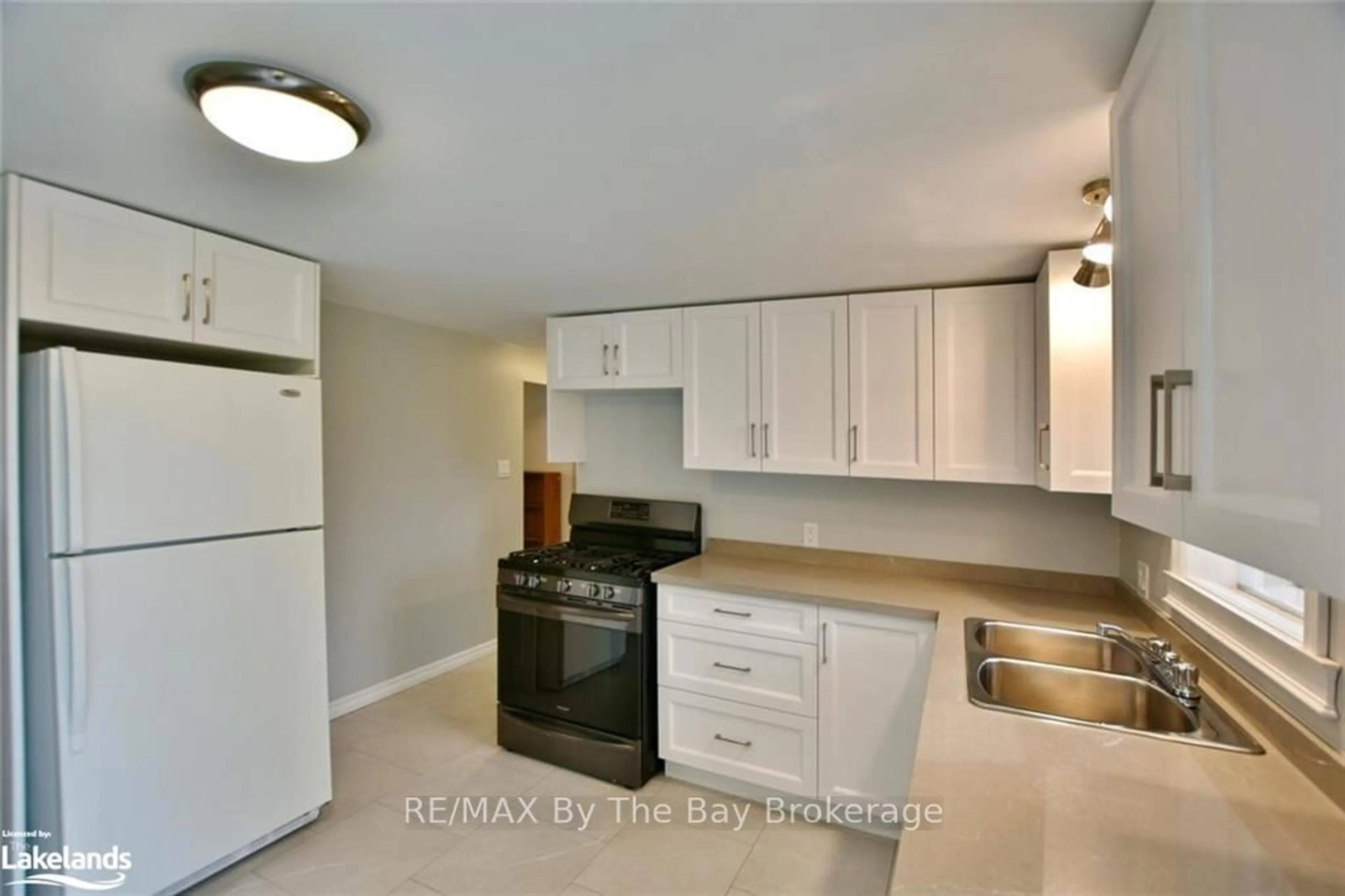 Standard kitchen, wood floors, cottage for 25 AYLING REID Crt, Wasaga Beach Ontario L9Z 2G5