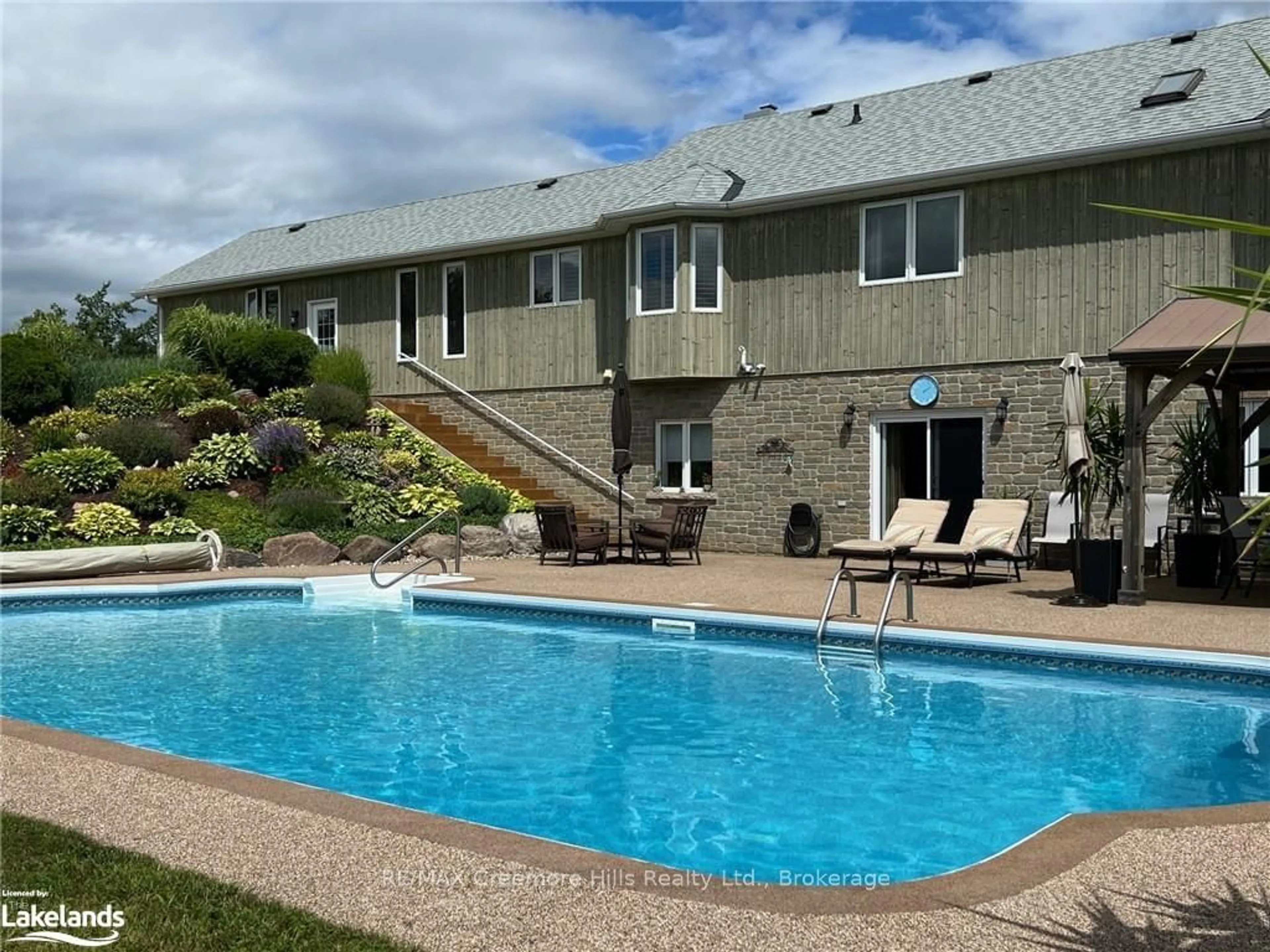 Indoor or outdoor pool for 2332 CENTRE Line, Clearview Ontario L0M 1S0