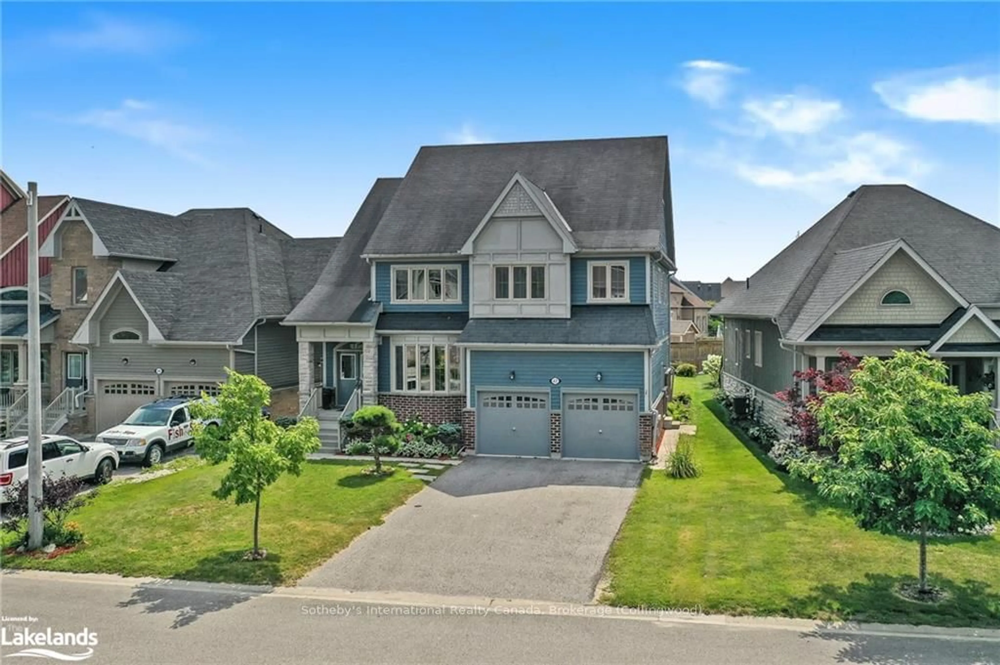 Frontside or backside of a home, the street view for 42 HUGHES St, Collingwood Ontario L9Y 0W7