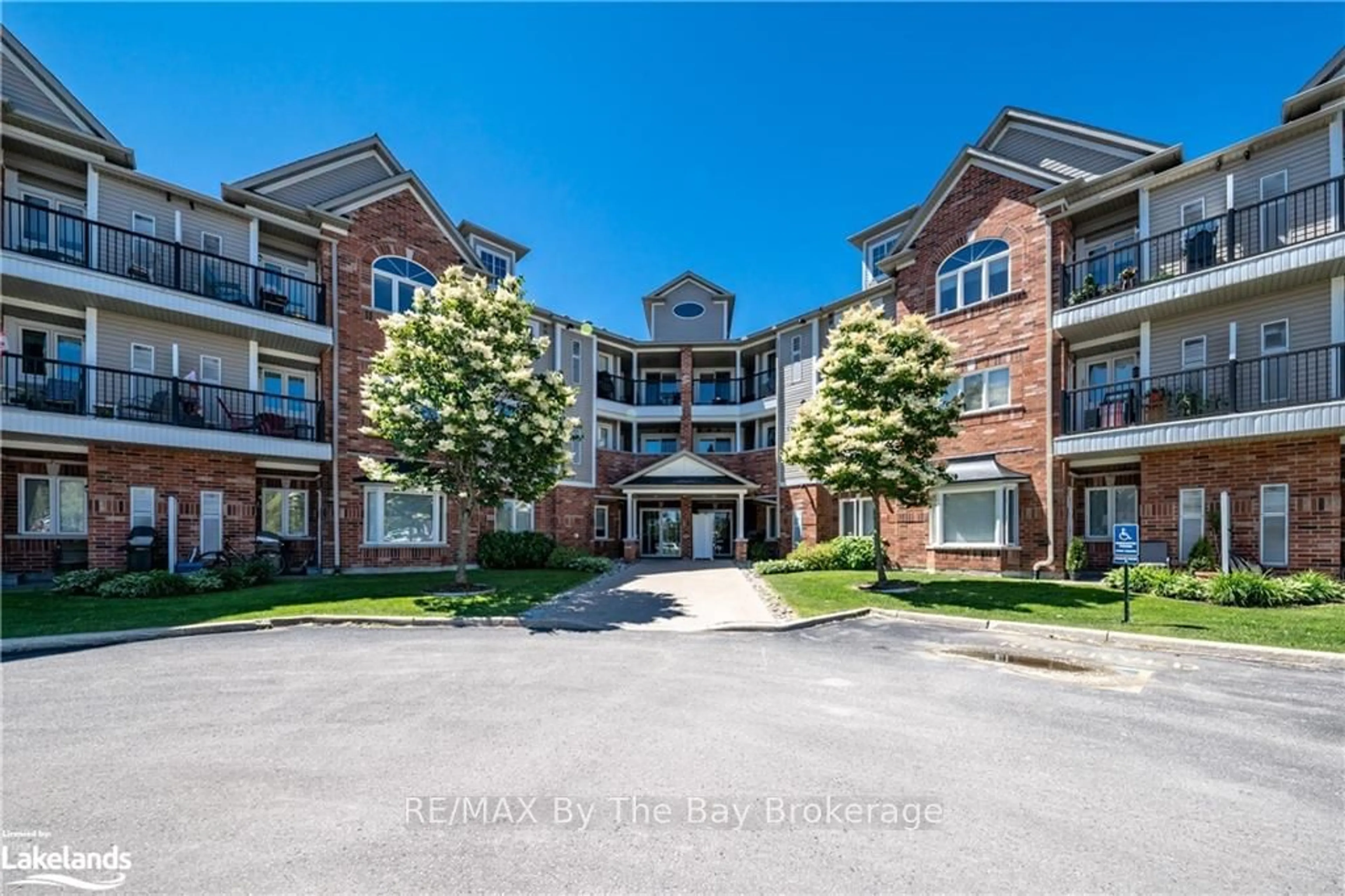 A pic from exterior of the house or condo, the front or back of building for 16 WESTBURY Rd #113, Wasaga Beach Ontario L9Z 0B8