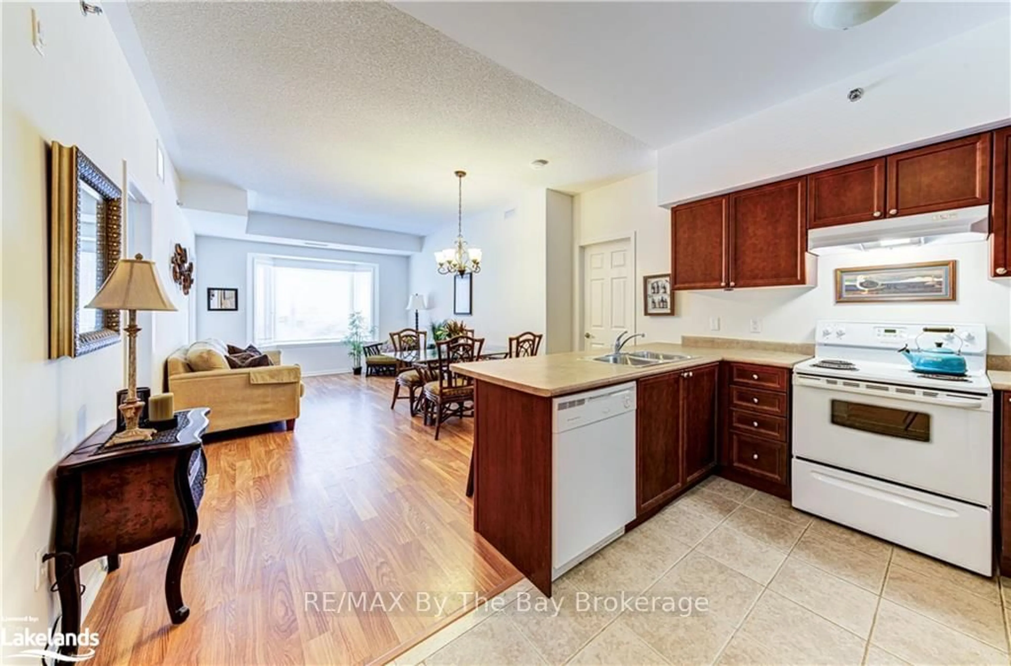 Open concept kitchen for 16 WESTBURY Rd #113, Wasaga Beach Ontario L9Z 0B8