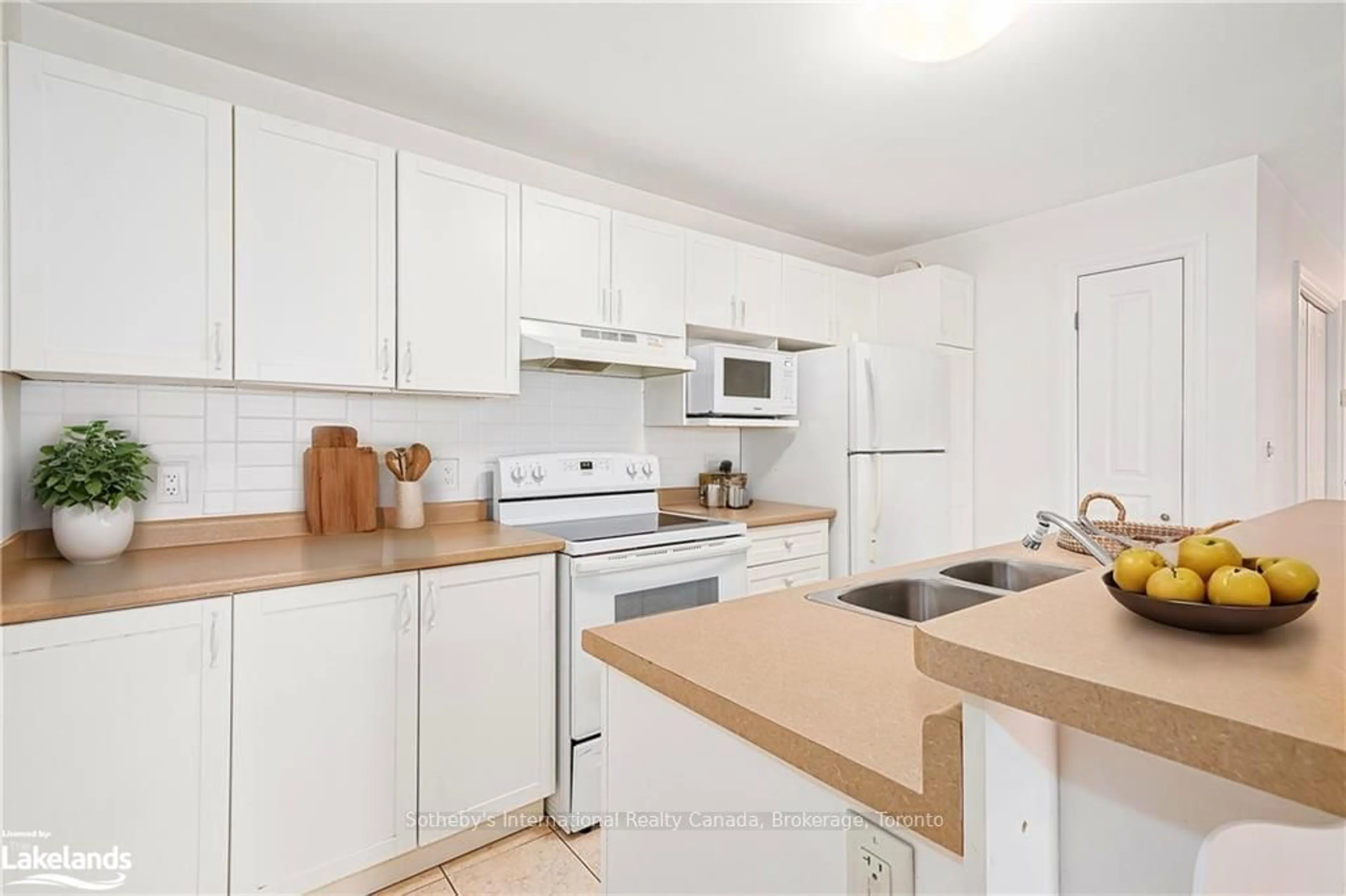 Standard kitchen, cottage for 435 WALNUT St #103, Collingwood Ontario L9Y 5J9