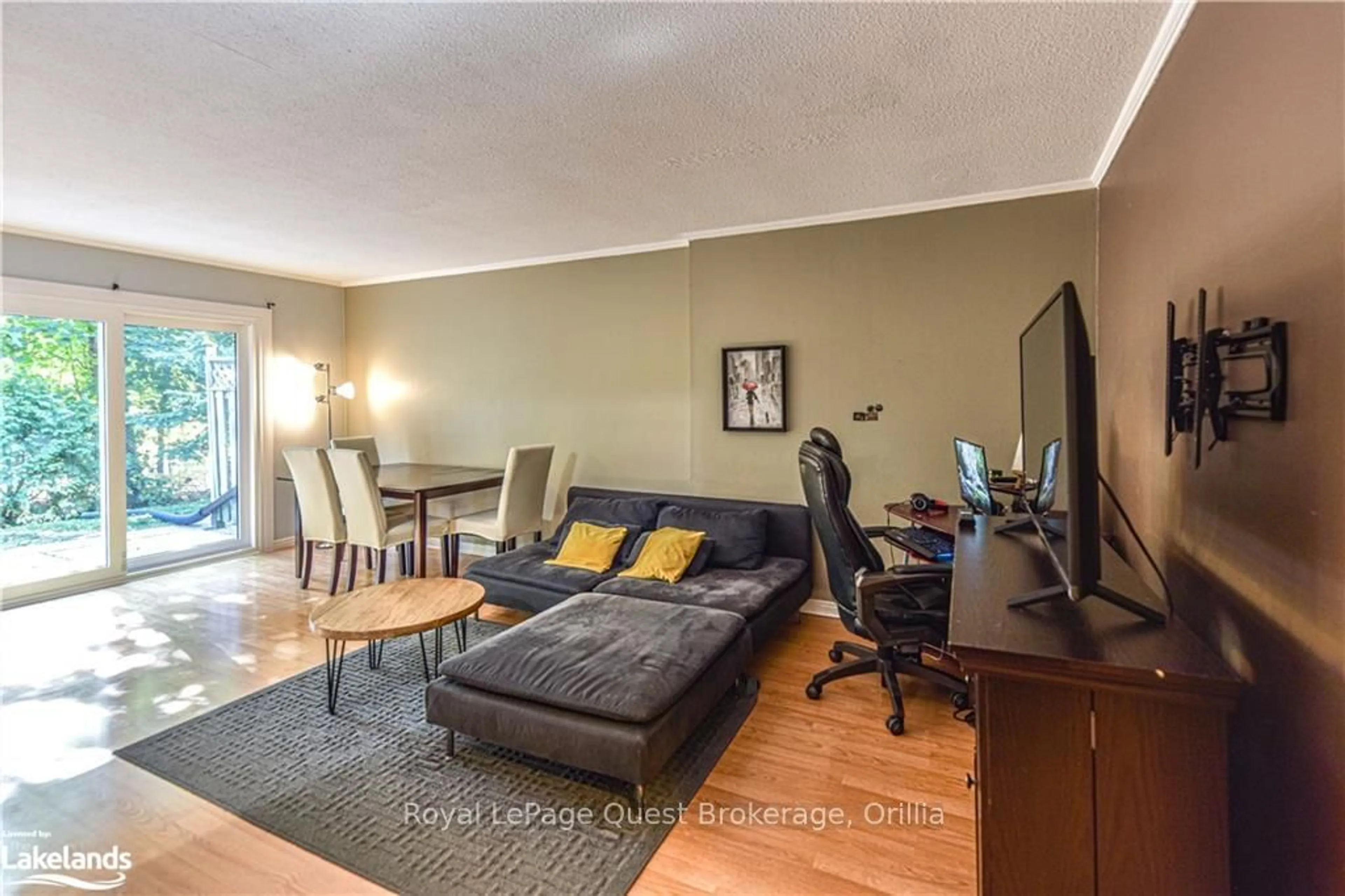 Living room, wood floors for 441 BARRIE Rd #34, Orillia Ontario L3V 6T9