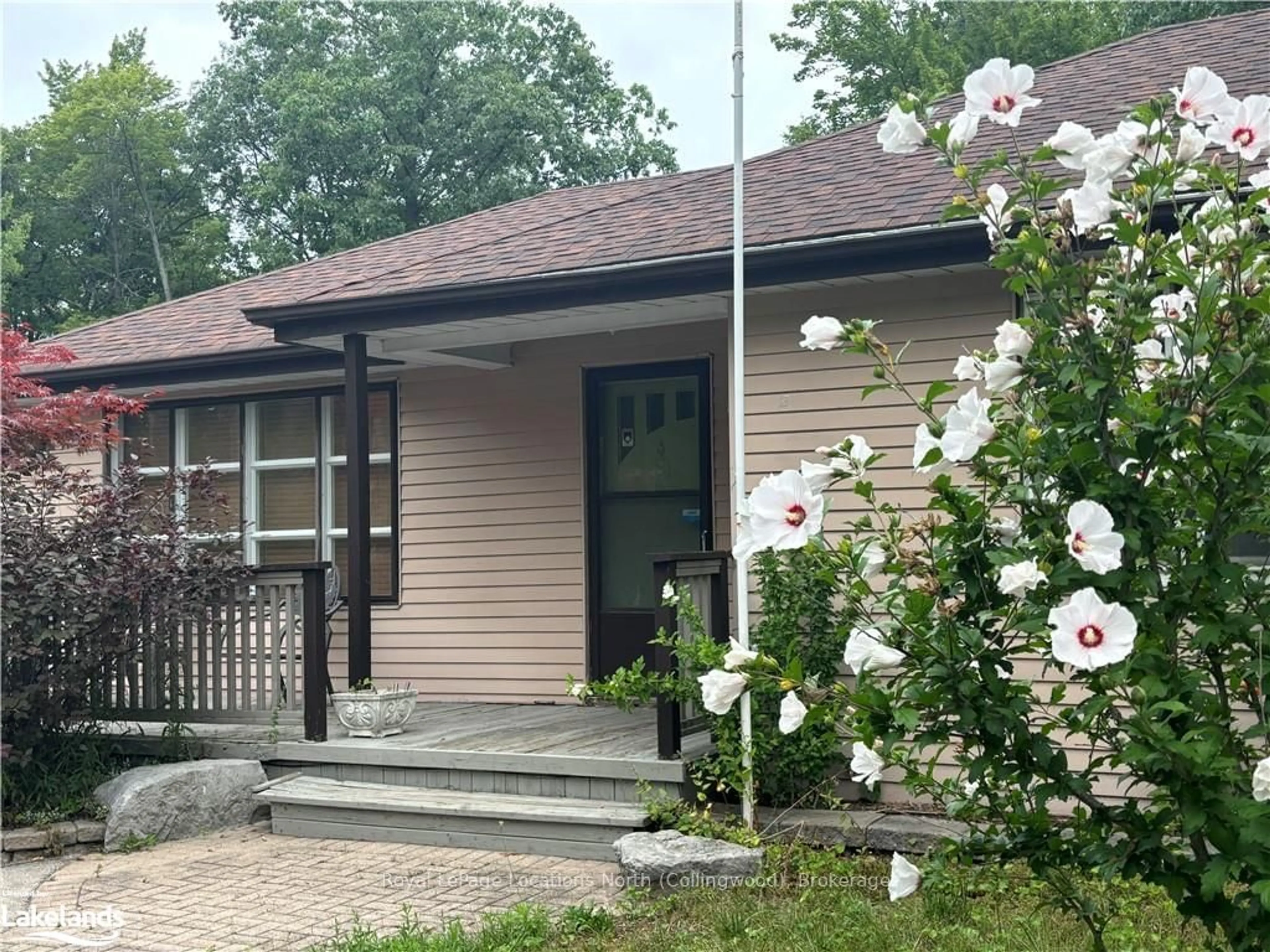 Indoor foyer for 125 34TH St, Wasaga Beach Ontario L9Z 2C2