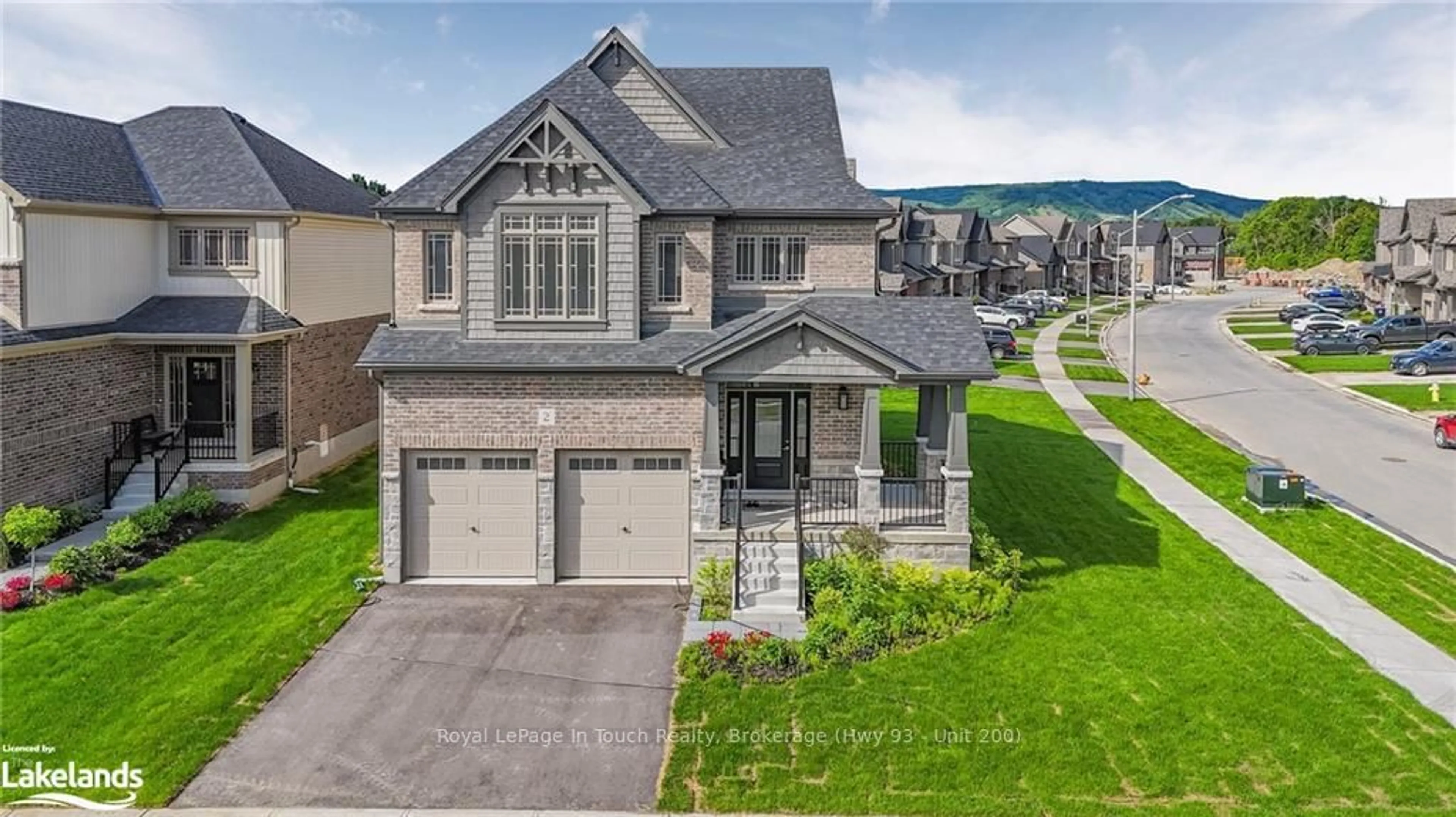 Frontside or backside of a home, the street view for 2 ROWLAND St, Collingwood Ontario L9Y 5M5