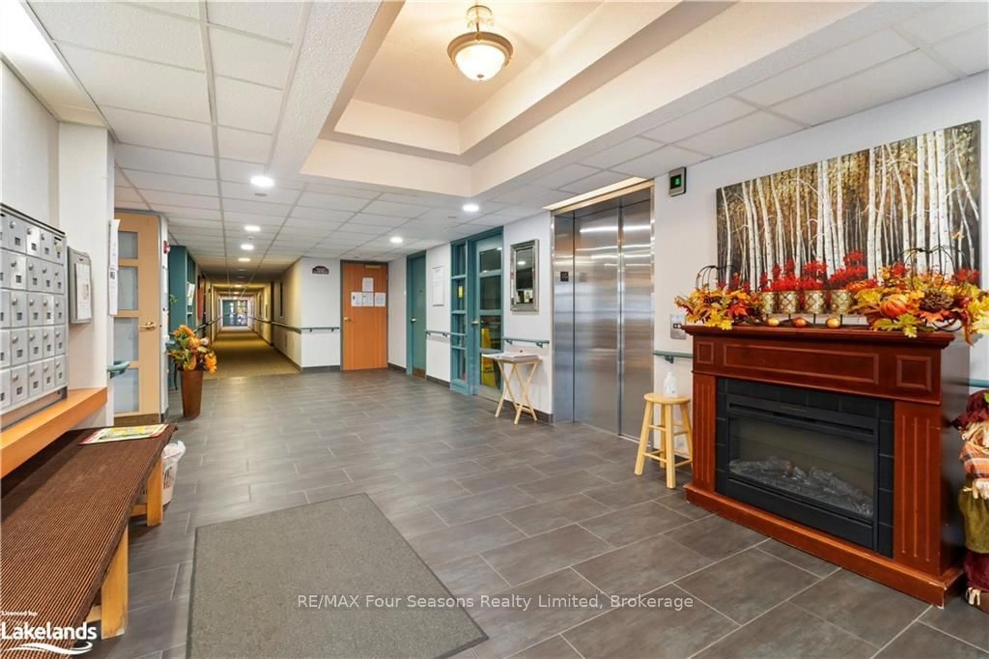 Indoor lobby, wood floors for 49 RAGLAN St #209, Collingwood Ontario L9Y 1P7