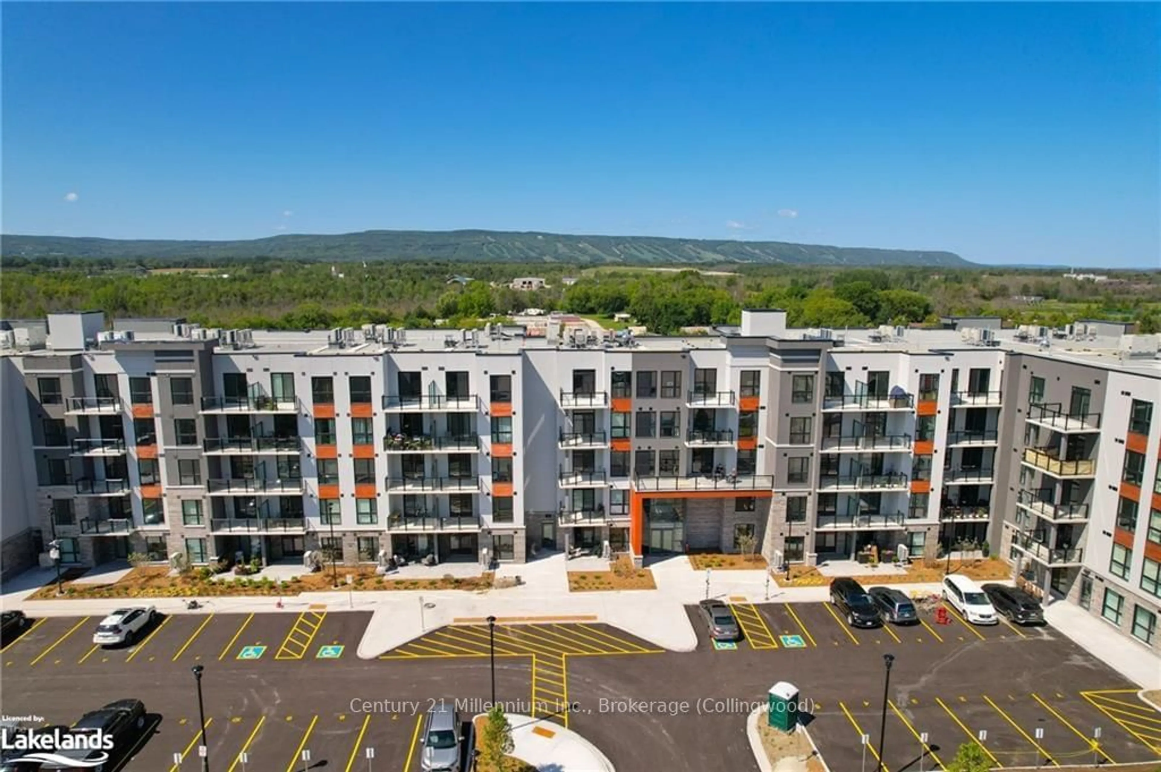 A pic from exterior of the house or condo, the front or back of building for 4 KIMBERLY Lane #101, Collingwood Ontario L9Y 5K8