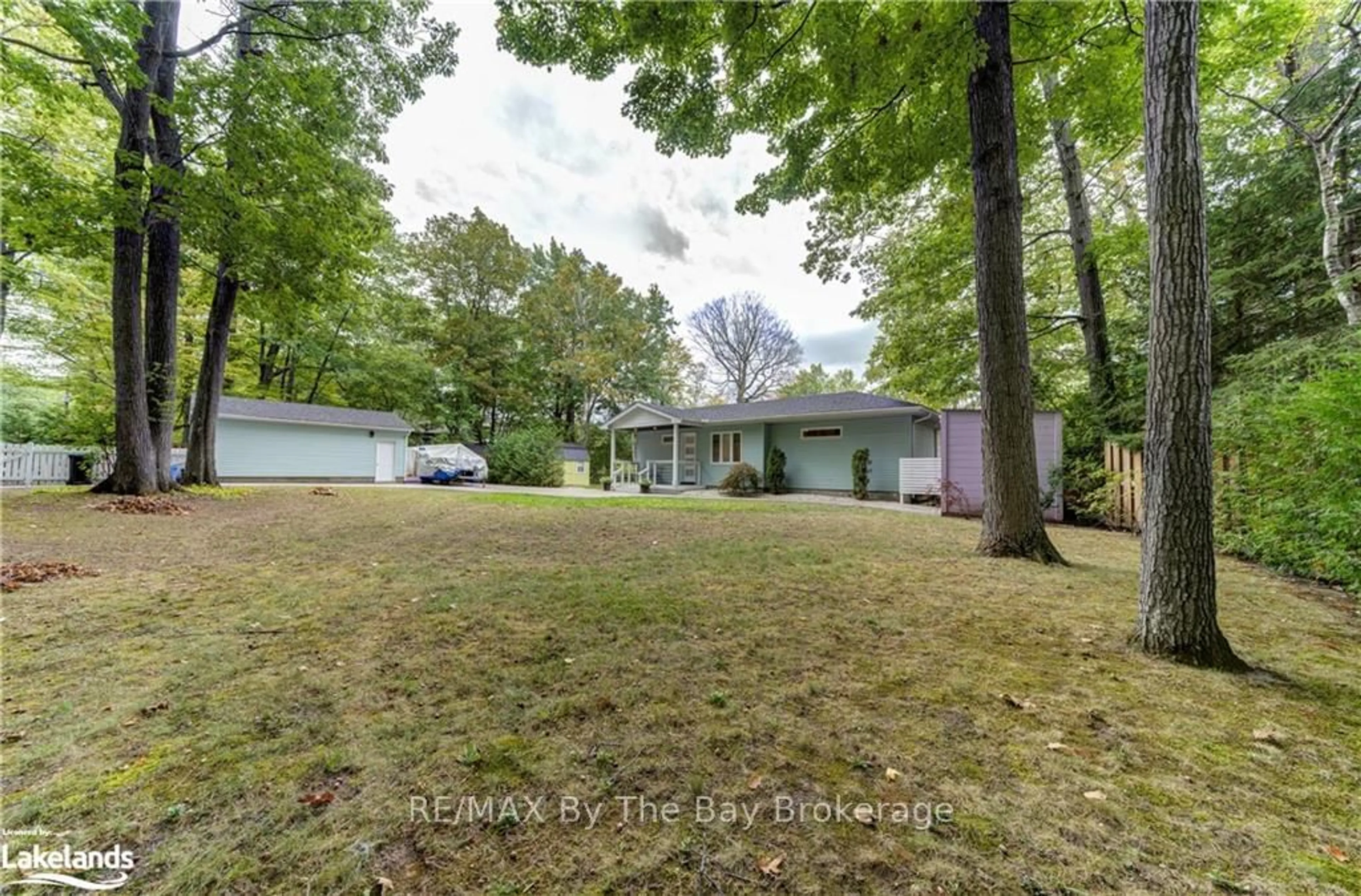 Frontside or backside of a home, the street view for 656 OXBOW PARK Dr, Wasaga Beach Ontario L9Z 2V2