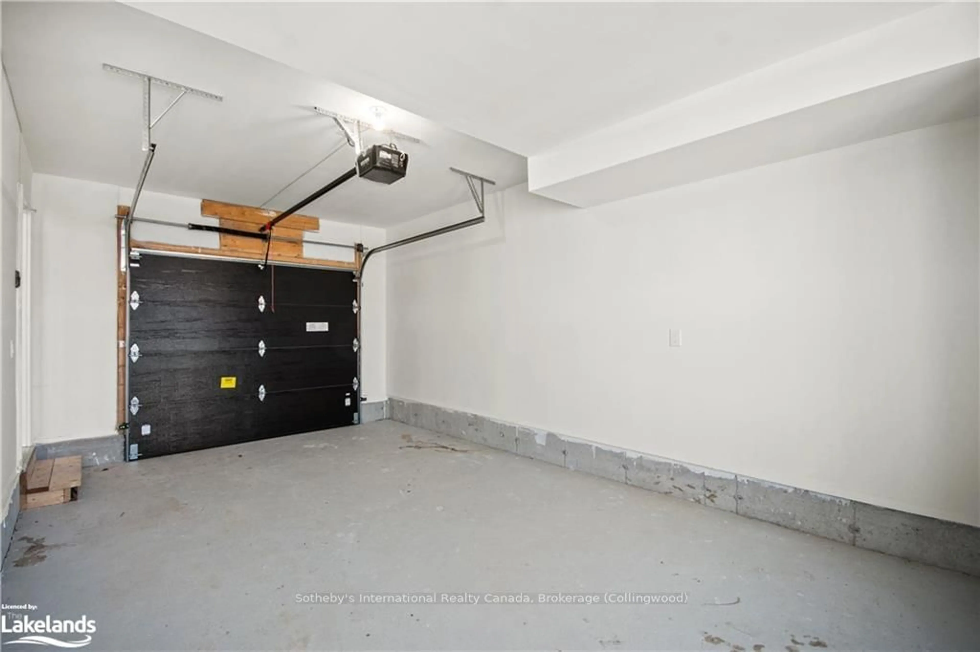 Indoor garage, cement floor for 19 MARINER'S PIER Way, Orillia Ontario L3V 8P4