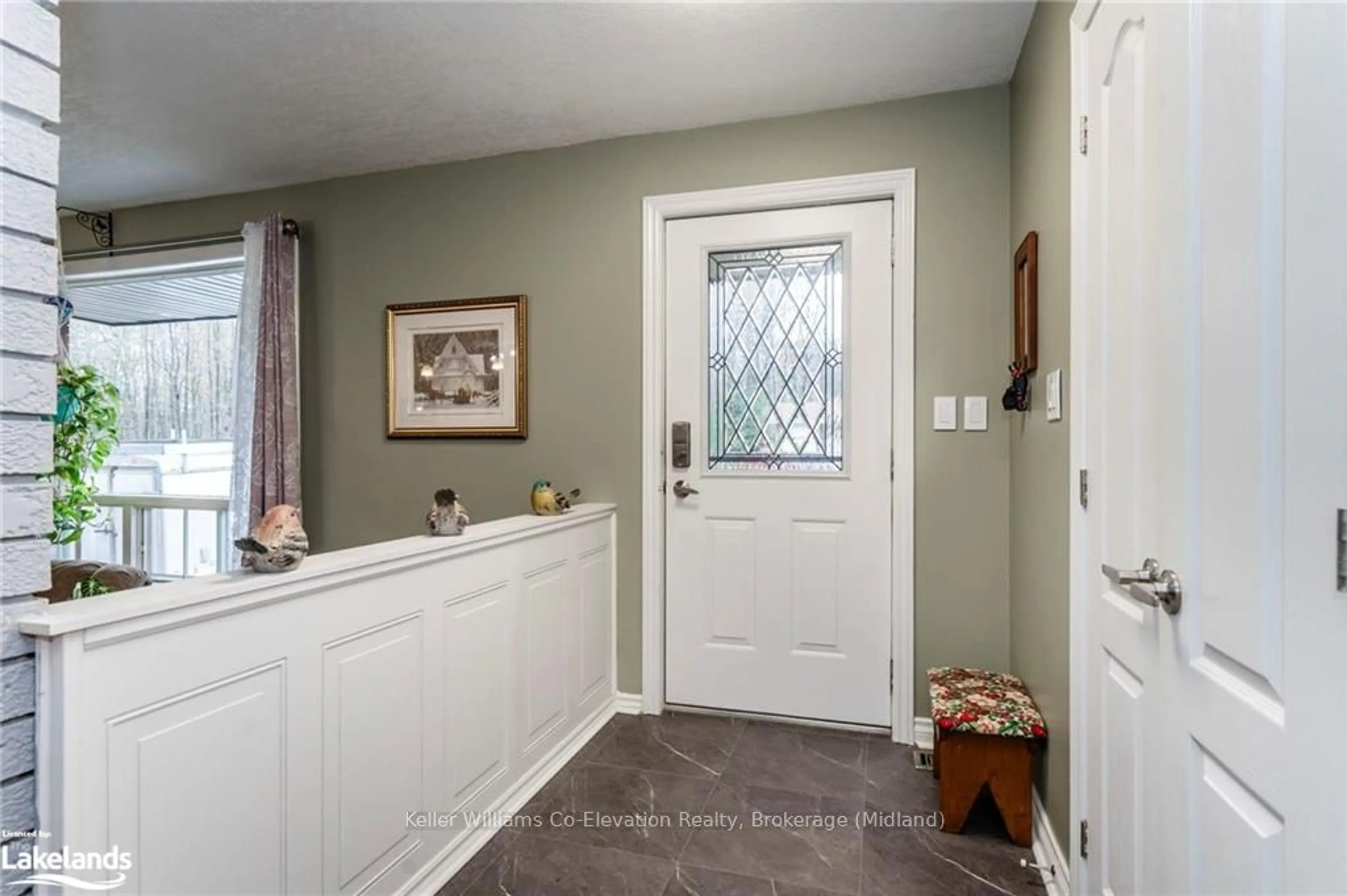 Indoor entryway, wood floors for 15 MUNDY Ave, Tiny Ontario L9M 0B5