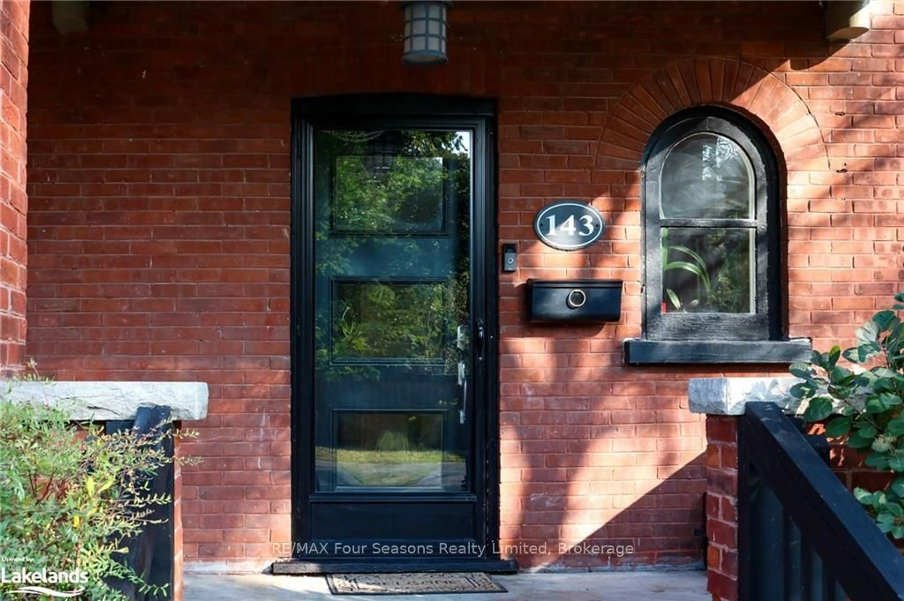 Indoor entryway, wood floors for 143 FOURTH St, Collingwood Ontario L9Y 1R6