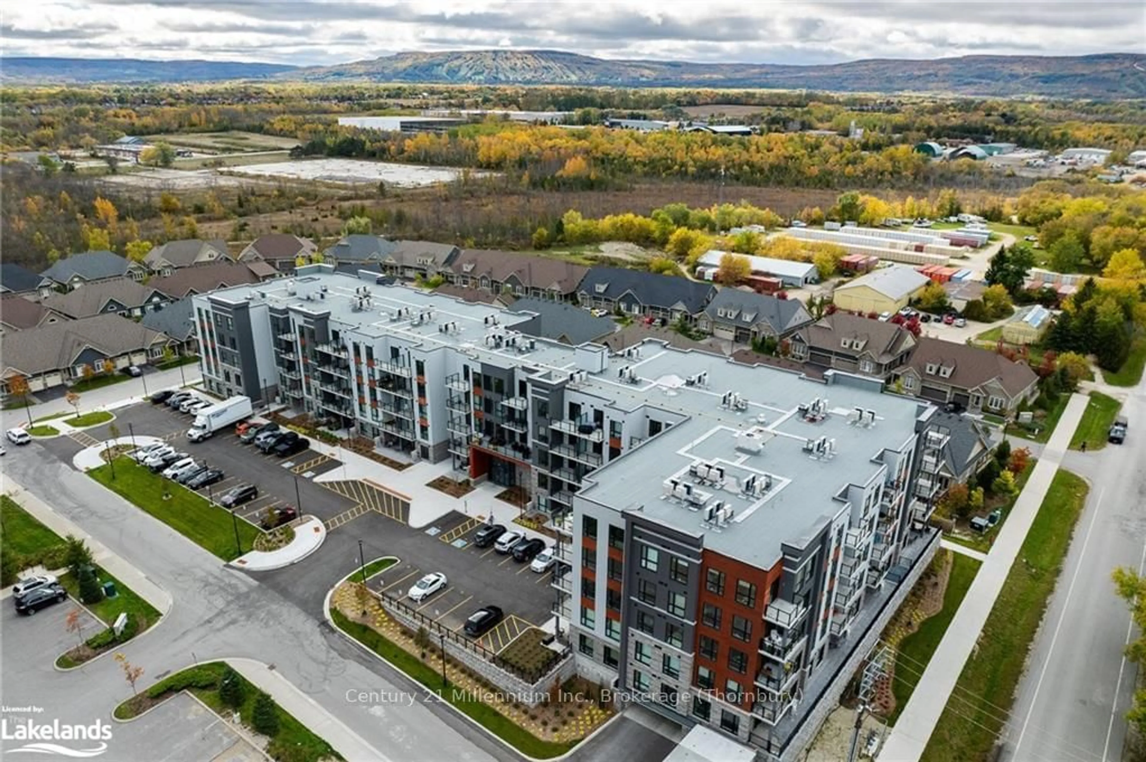 A pic from exterior of the house or condo, the front or back of building for 4 KIMBERLY Lane #207, Collingwood Ontario L9Y 5B4