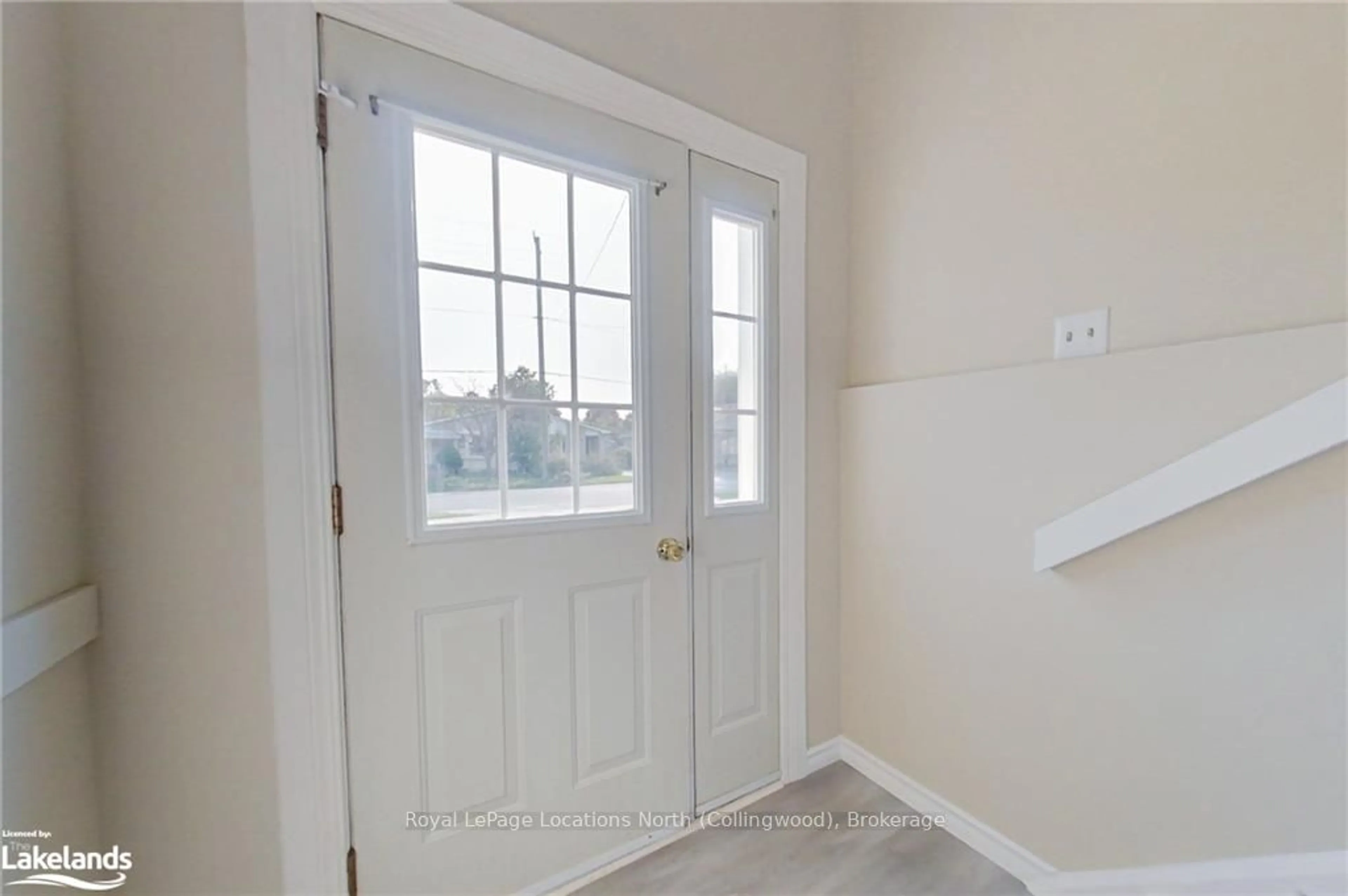 Indoor entryway, wood floors for 646 OAK St, Collingwood Ontario L9Y 2Z8