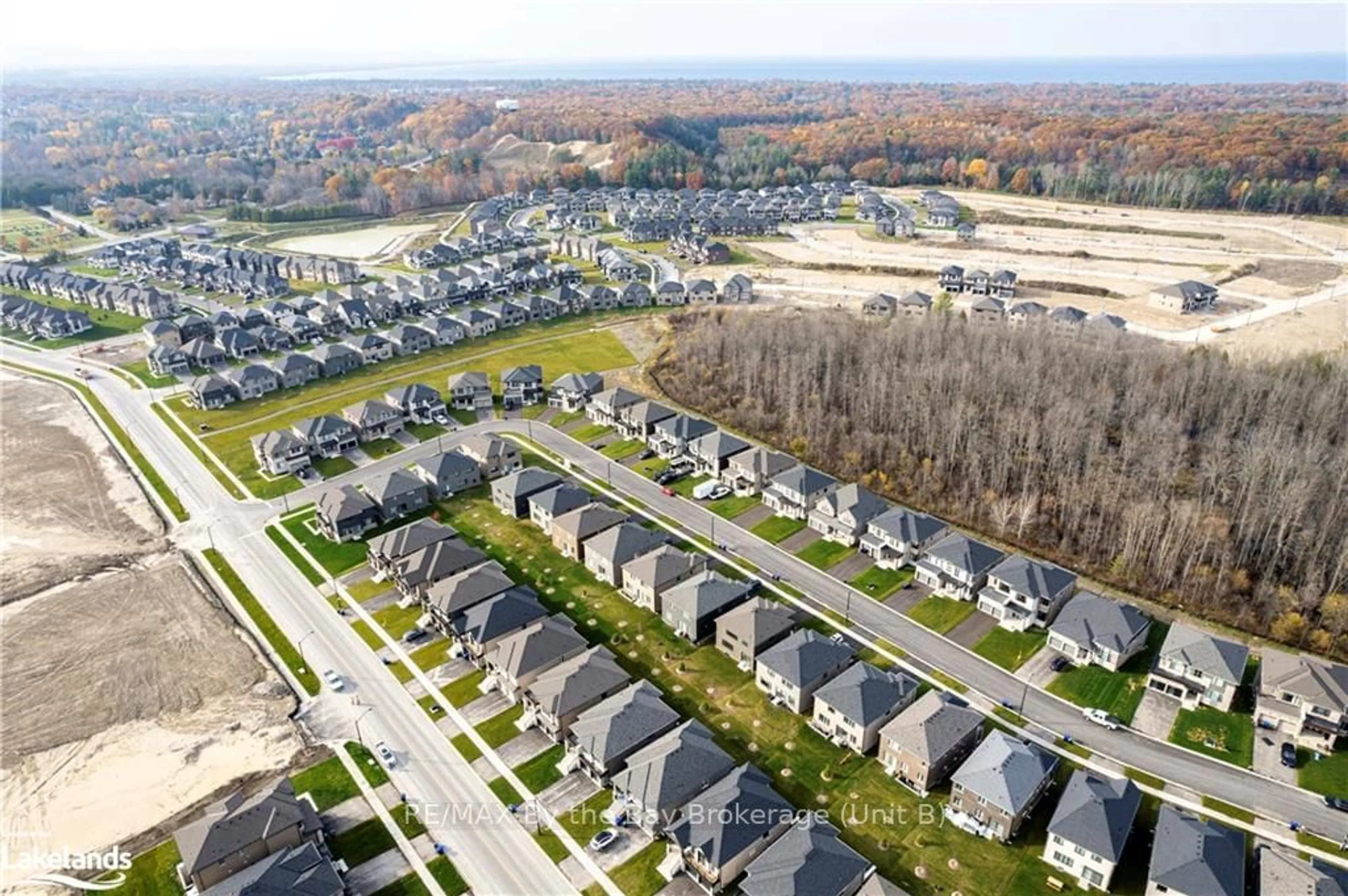 A pic from exterior of the house or condo, the street view for 77 SUN VALLEY Ave, Wasaga Beach Ontario L9Z 0N8