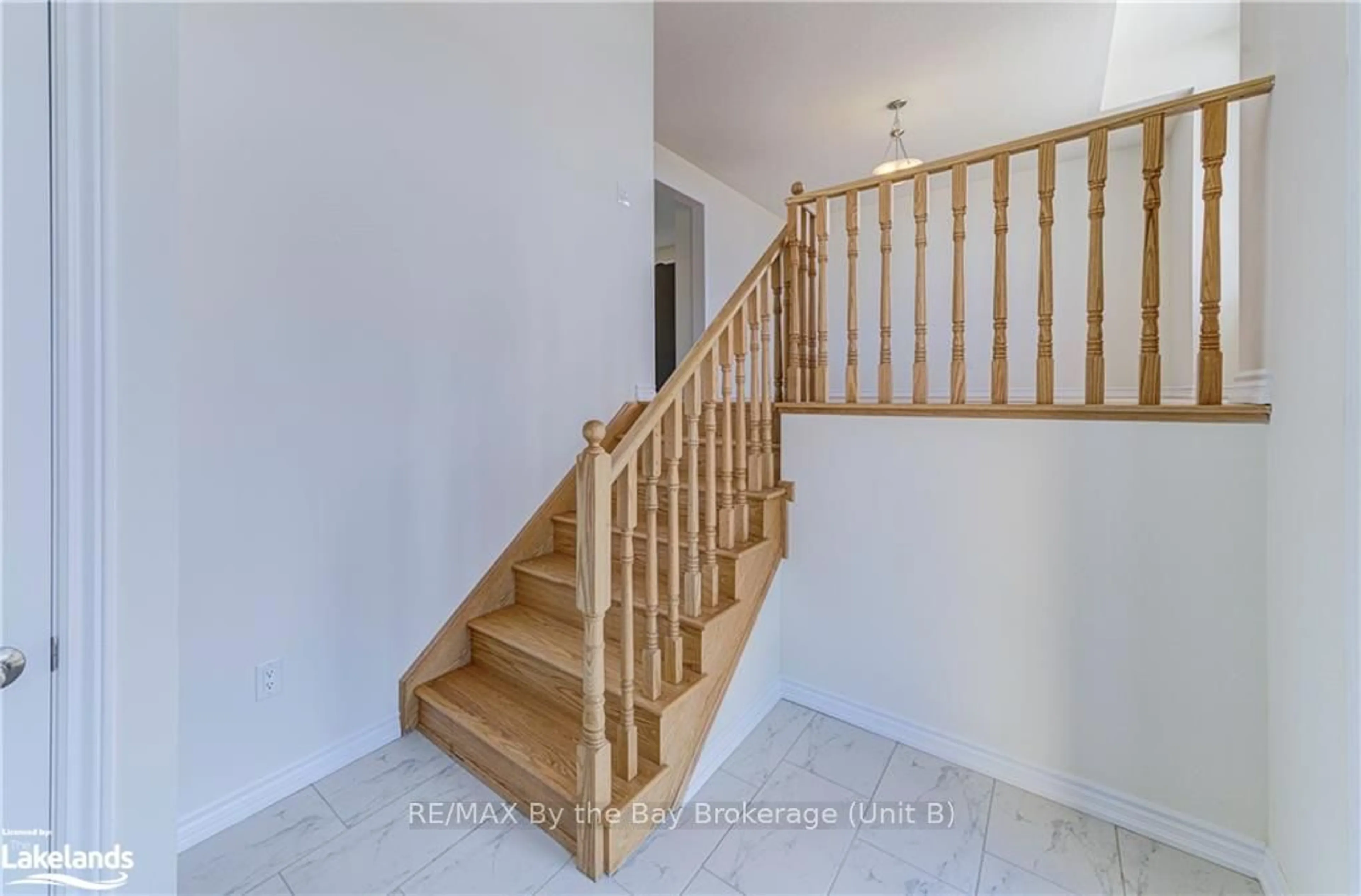 Stairs for 77 SUN VALLEY Ave, Wasaga Beach Ontario L9Z 0N8