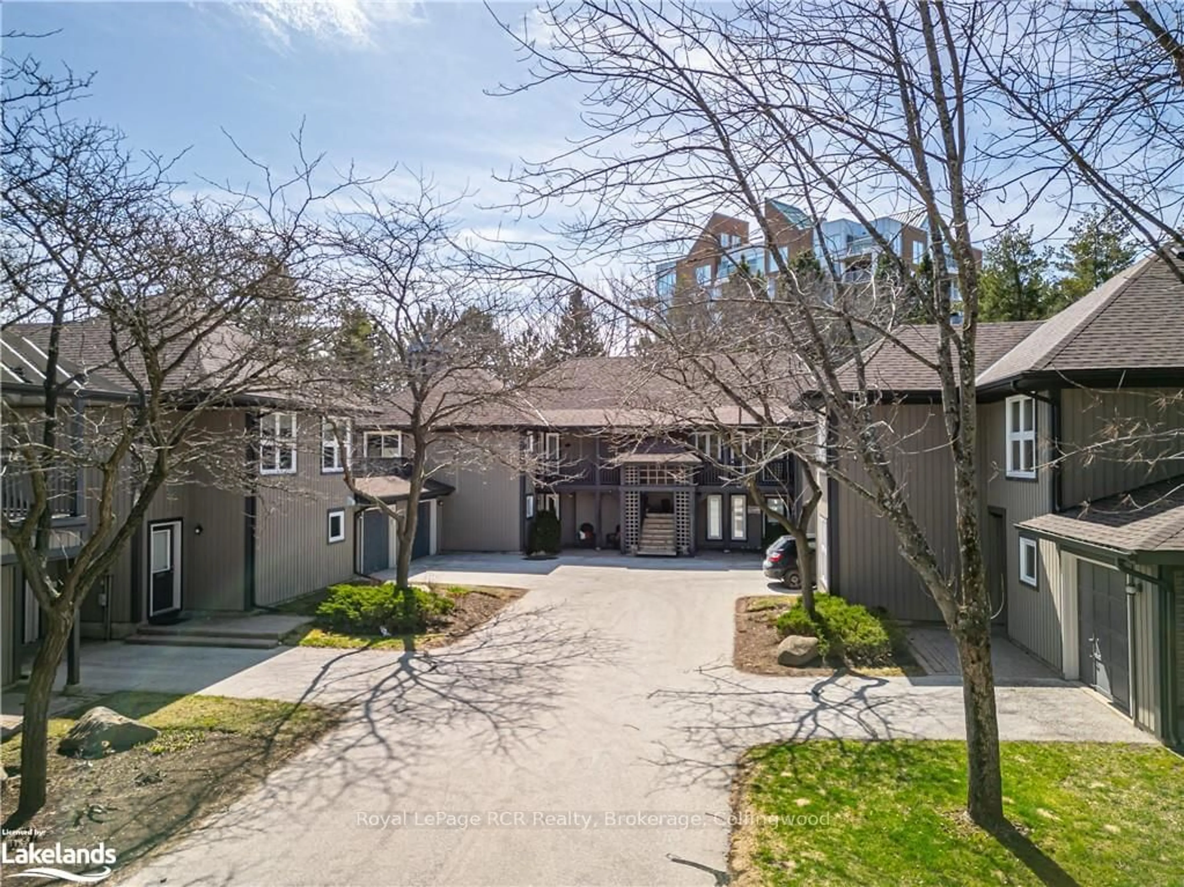 A pic from exterior of the house or condo, the street view for 390 MARINERS Way, Collingwood Ontario L9Y 5C7