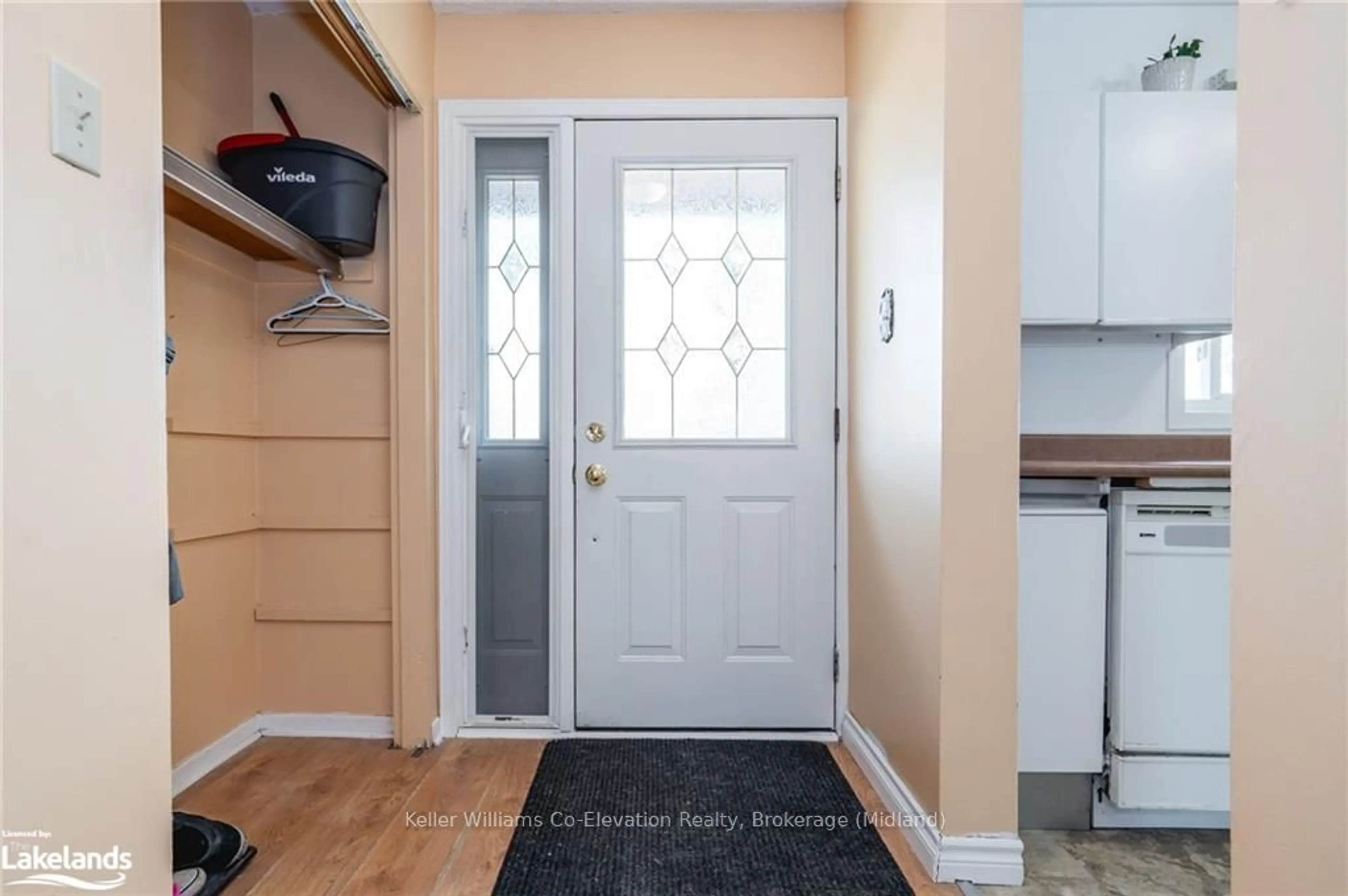 Indoor entryway, wood floors for 584 TENTH St, Collingwood Ontario L9Y 4C1