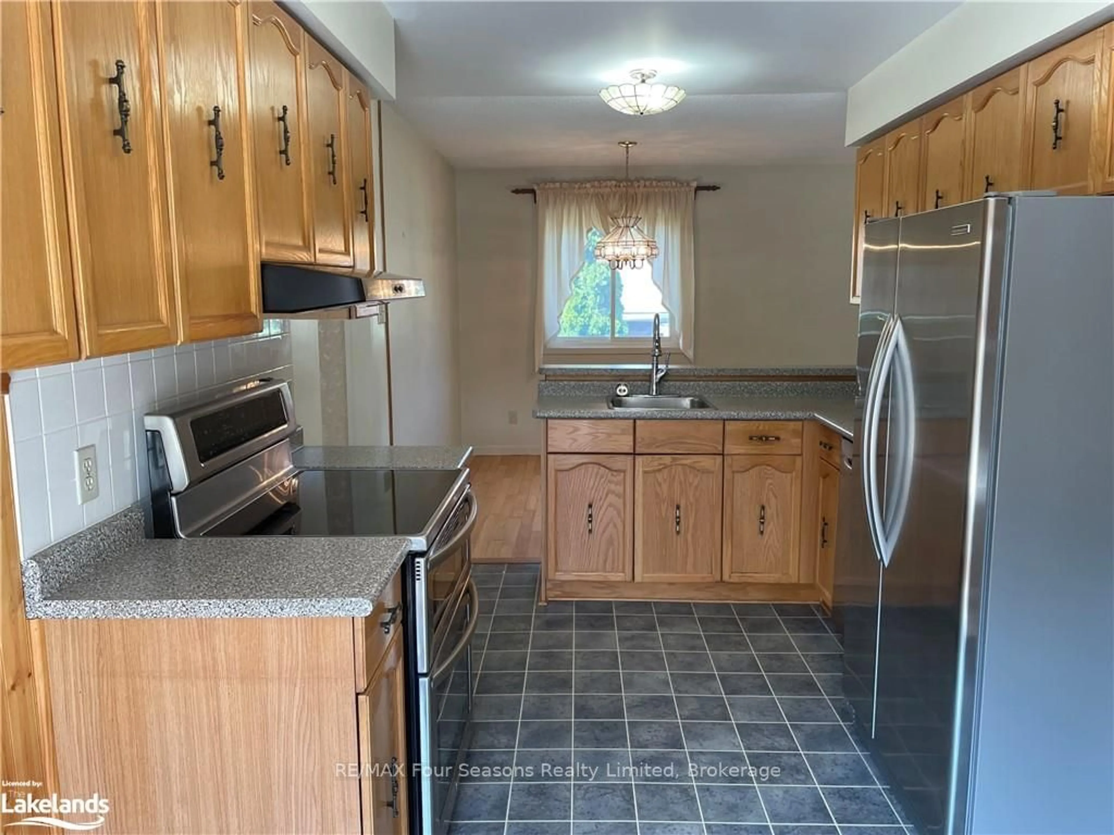 Standard kitchen, wood floors, cottage for 97 LOCKHART Rd, Collingwood Ontario L9Y 4M5