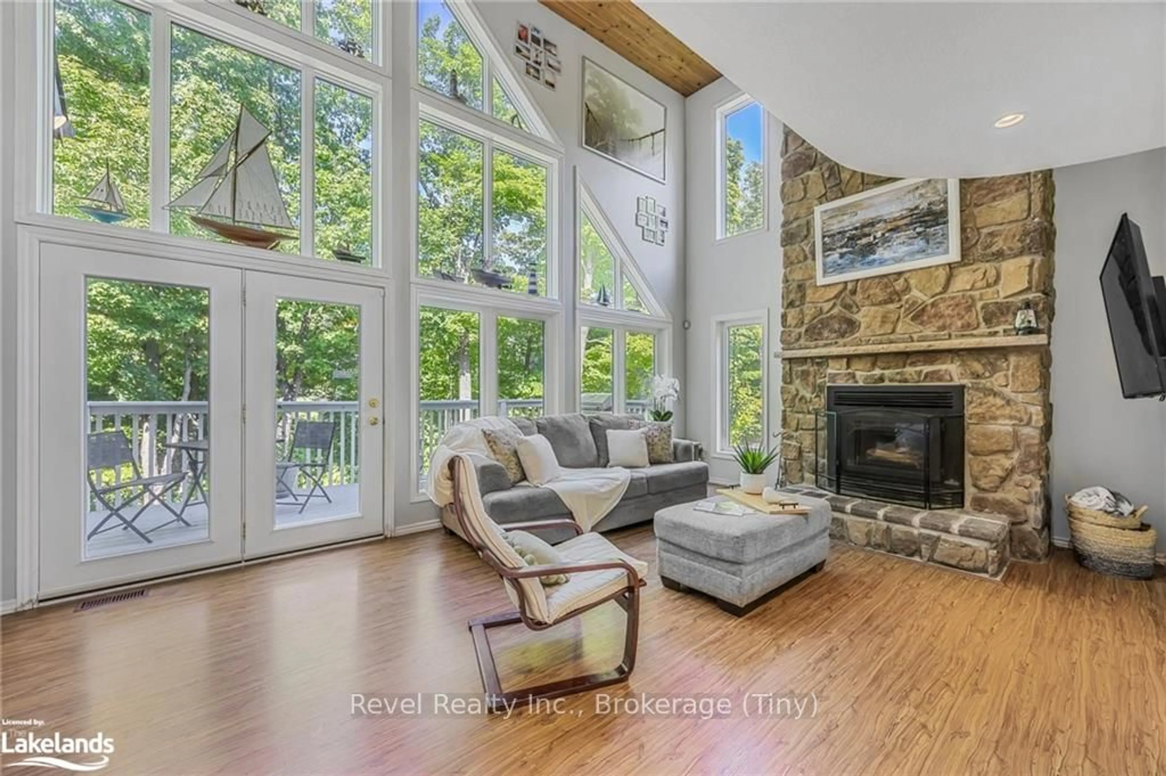 Living room, wood floors for 10 MUSQUAKE Crt, Tiny Ontario L9M 1R2