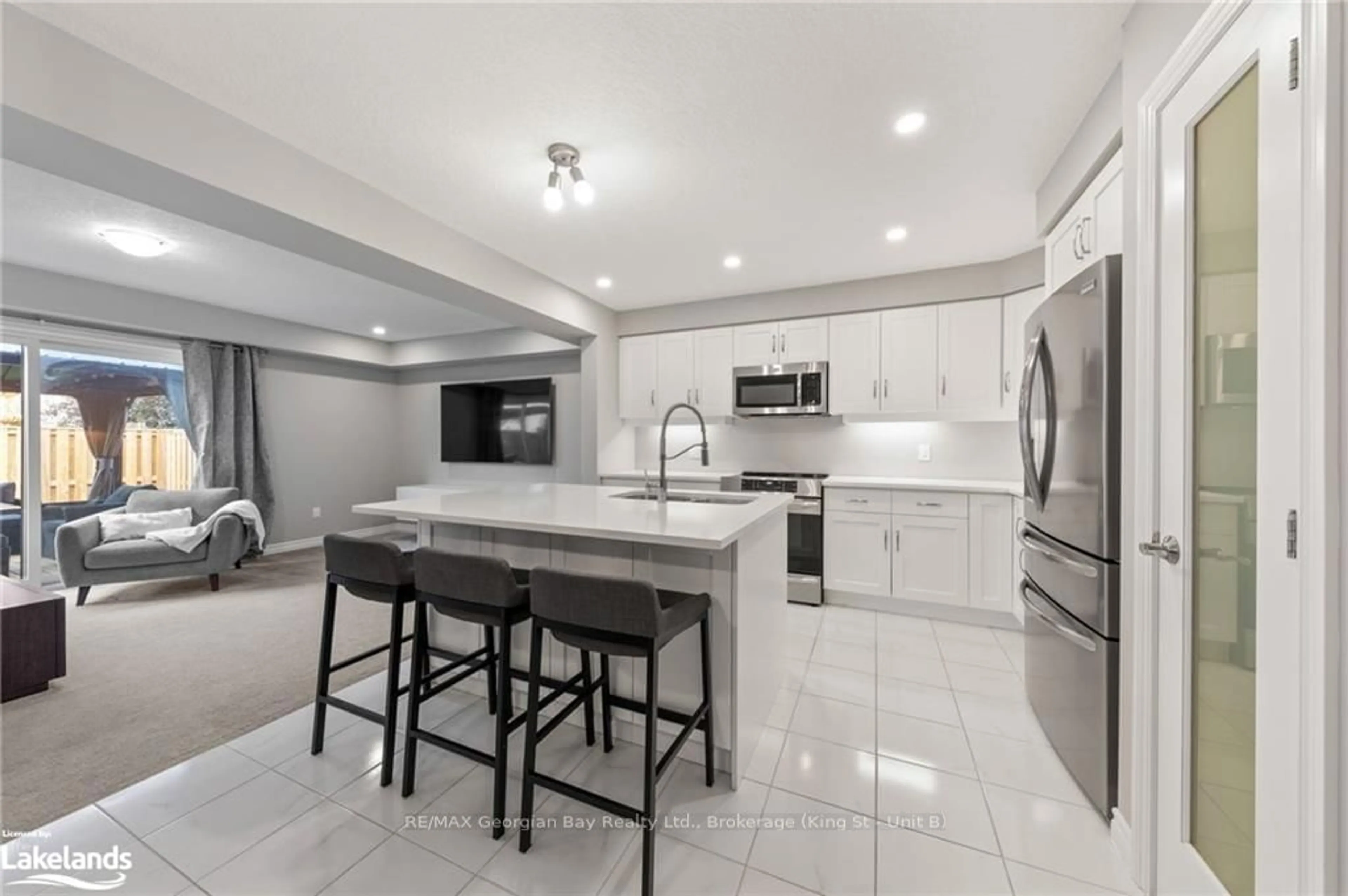 Open concept kitchen for 964 WRIGHT Dr, Midland Ontario L4R 0E3