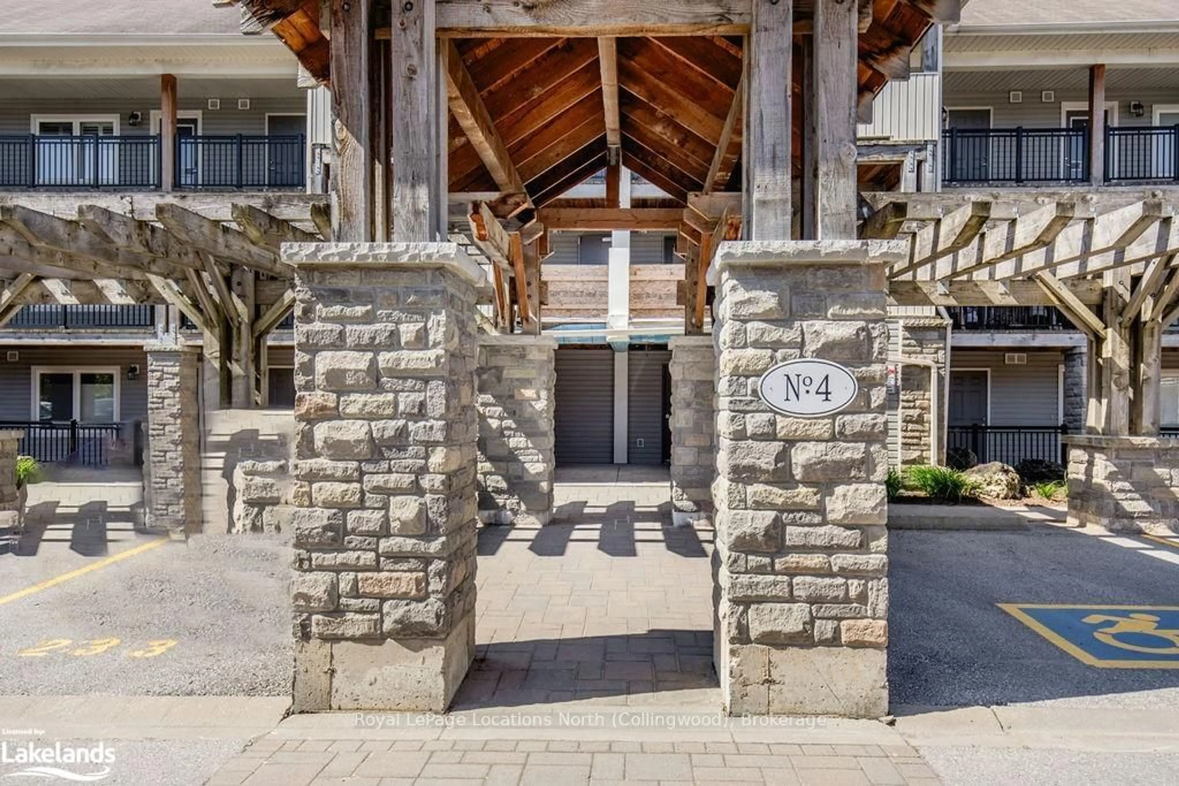 Indoor foyer, cement floor for 4 BRANDY LANE Dr #308, Collingwood Ontario L9Y 5B3