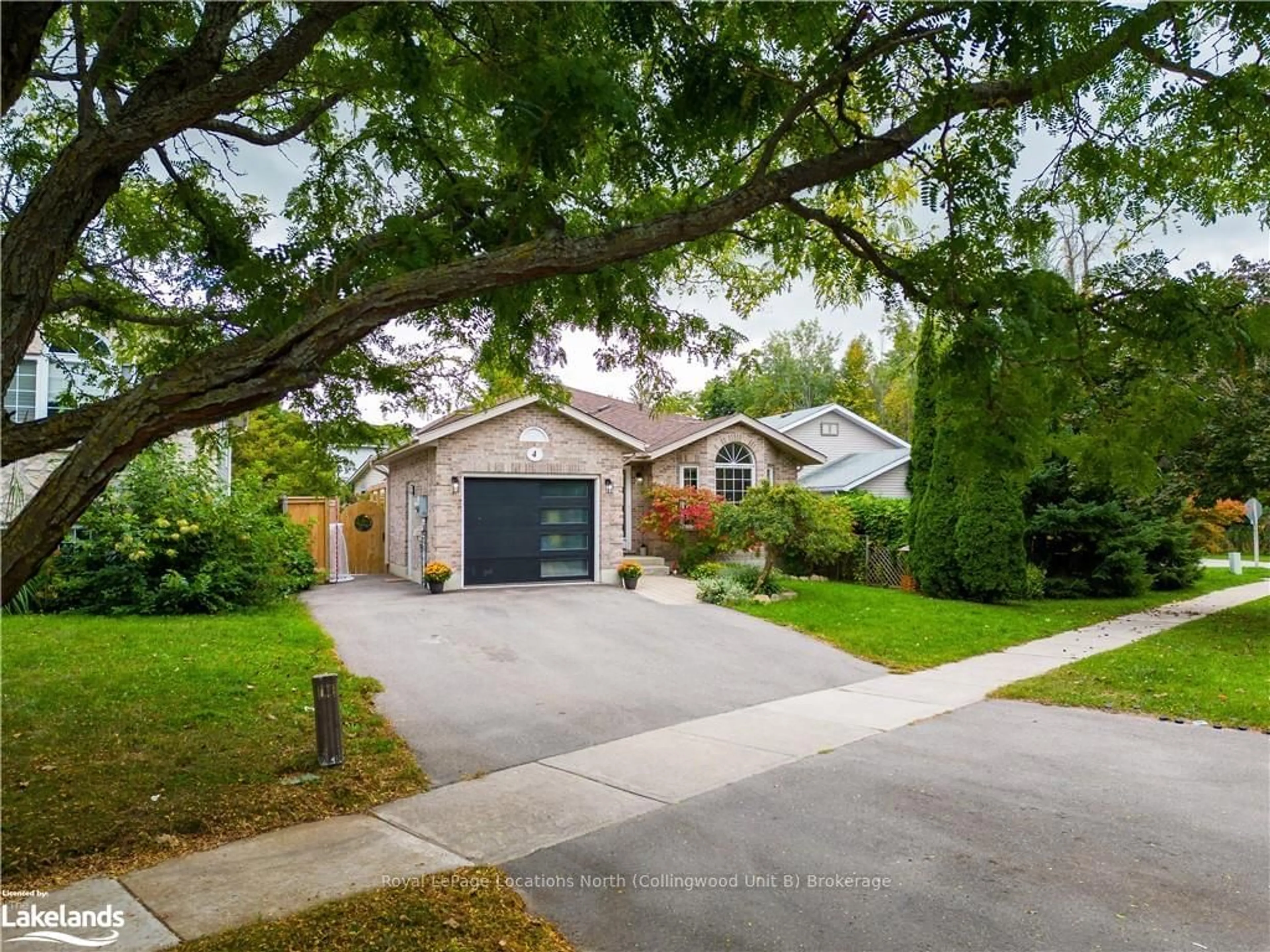 Frontside or backside of a home, the street view for 4 DILLON Dr, Collingwood Ontario L9Y 4S3