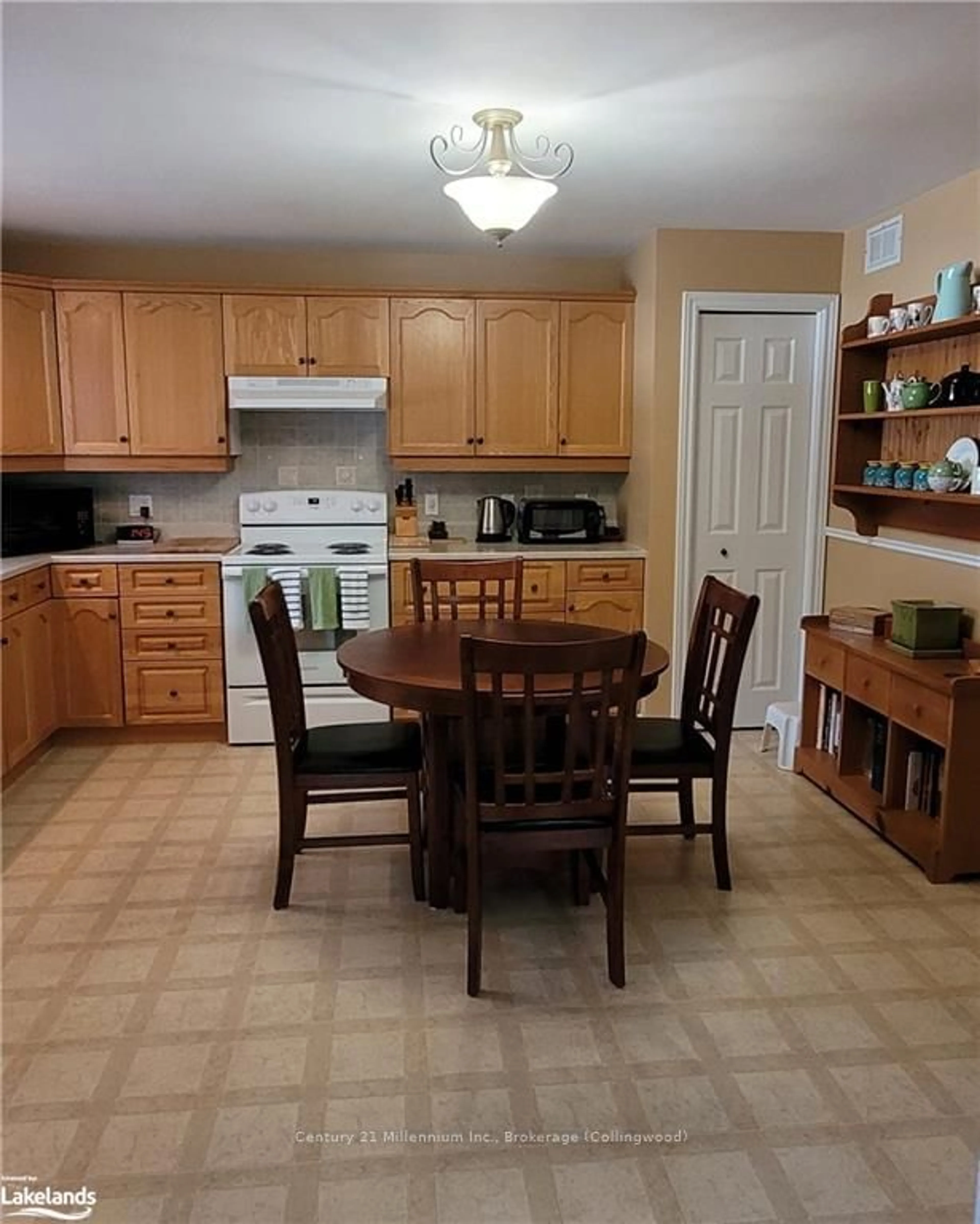 Standard kitchen, wood floors for 74 PENNSYLVANIA Ave, Wasaga Beach Ontario L9Z 3A8