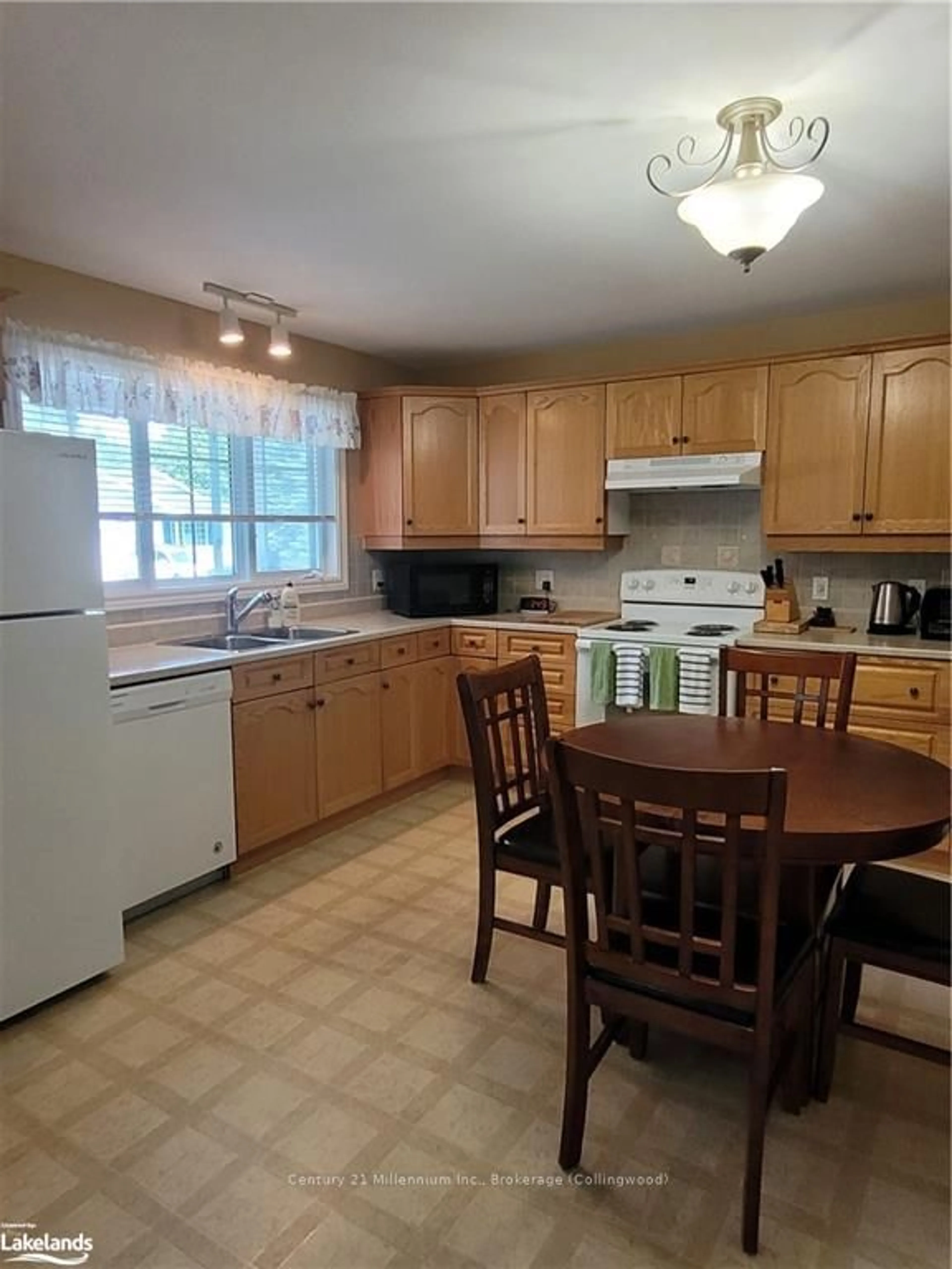 Standard kitchen, wood floors, cottage for 74 PENNSYLVANIA Ave, Wasaga Beach Ontario L9Z 3A8