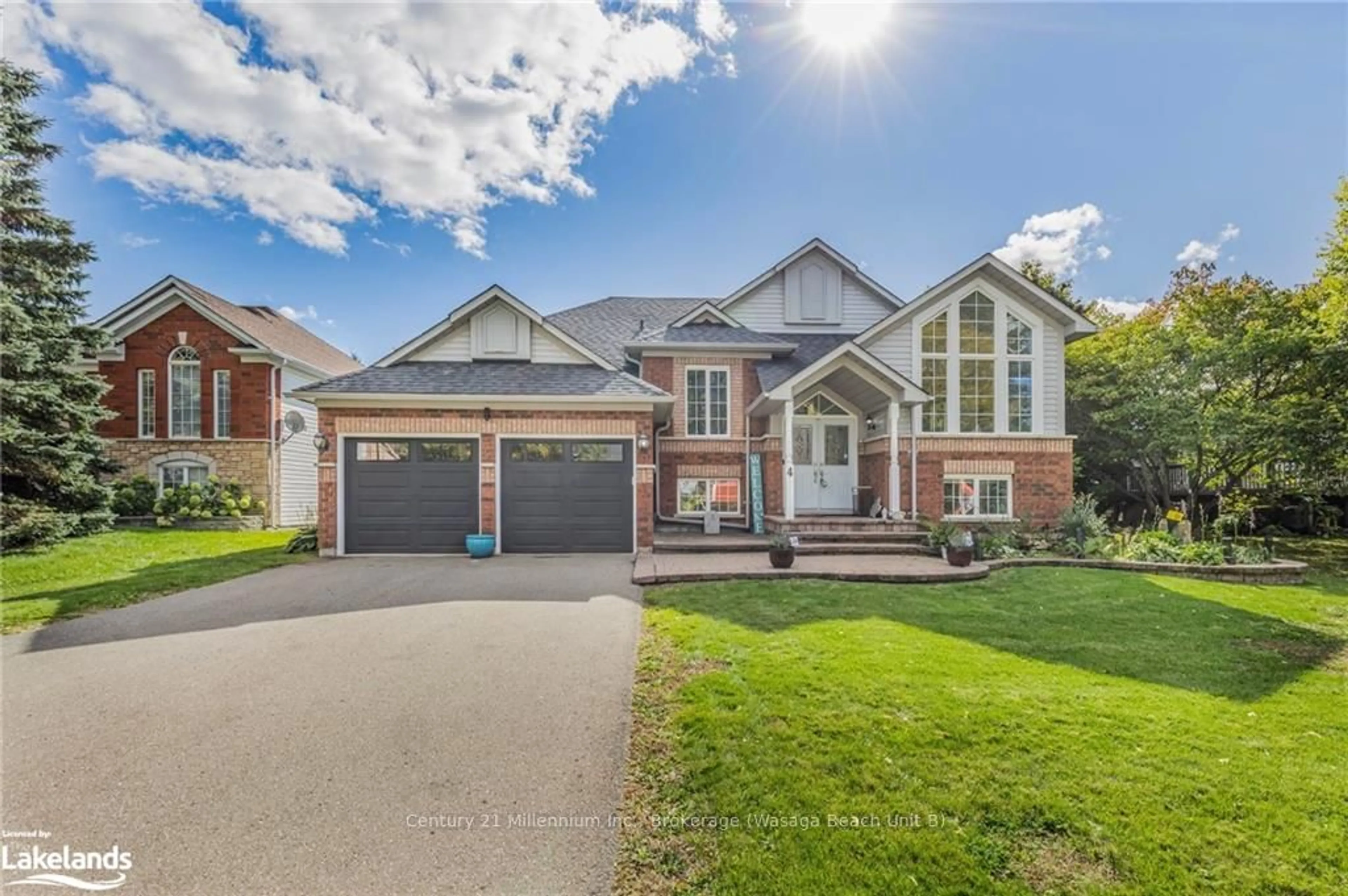 Frontside or backside of a home, the street view for 4 FOXWOOD Cres, Wasaga Beach Ontario L9Z 1M7