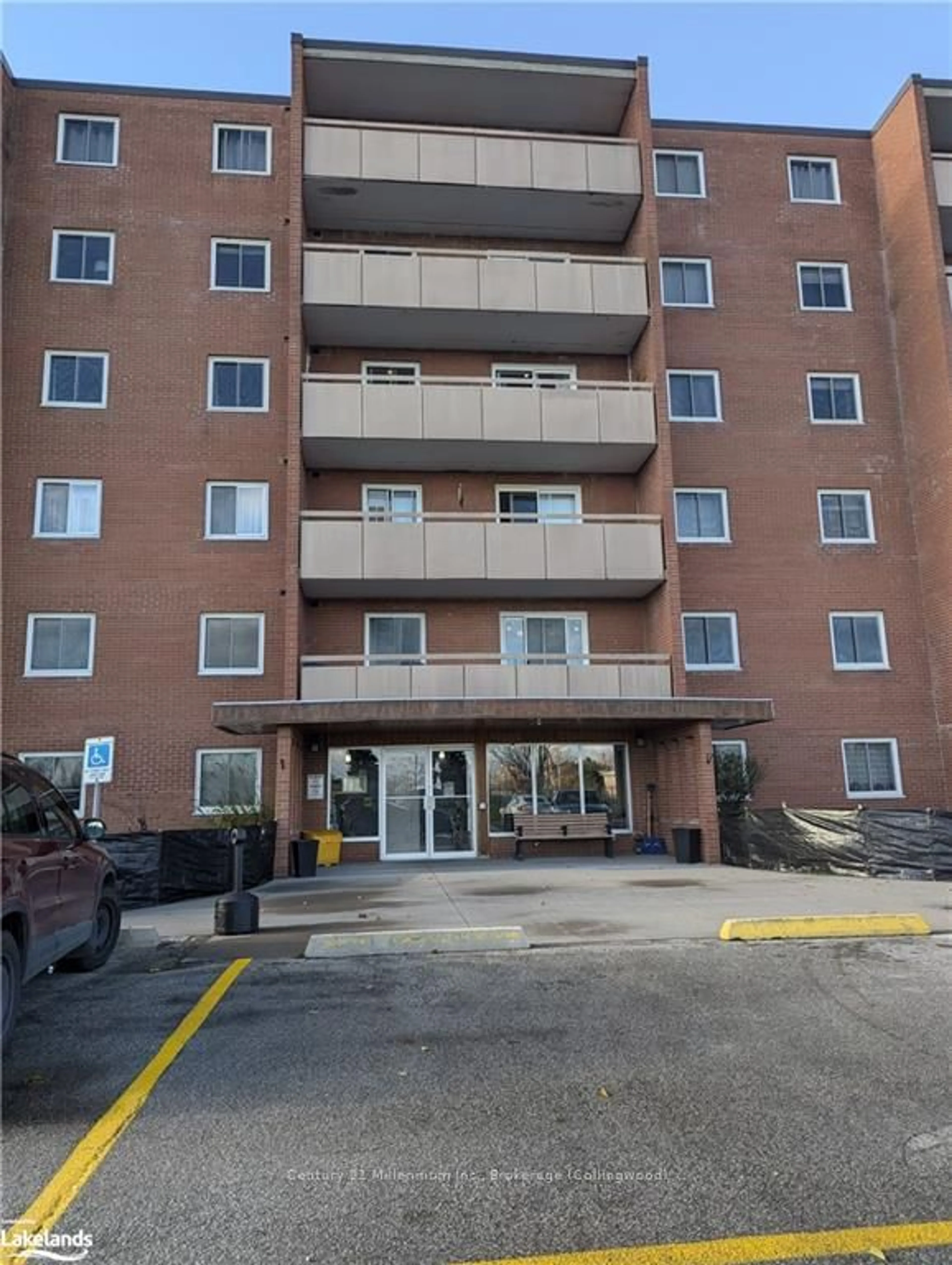 A pic from exterior of the house or condo, the front or back of building for 460 ONTARIO St #403, Collingwood Ontario L9Y 4E5