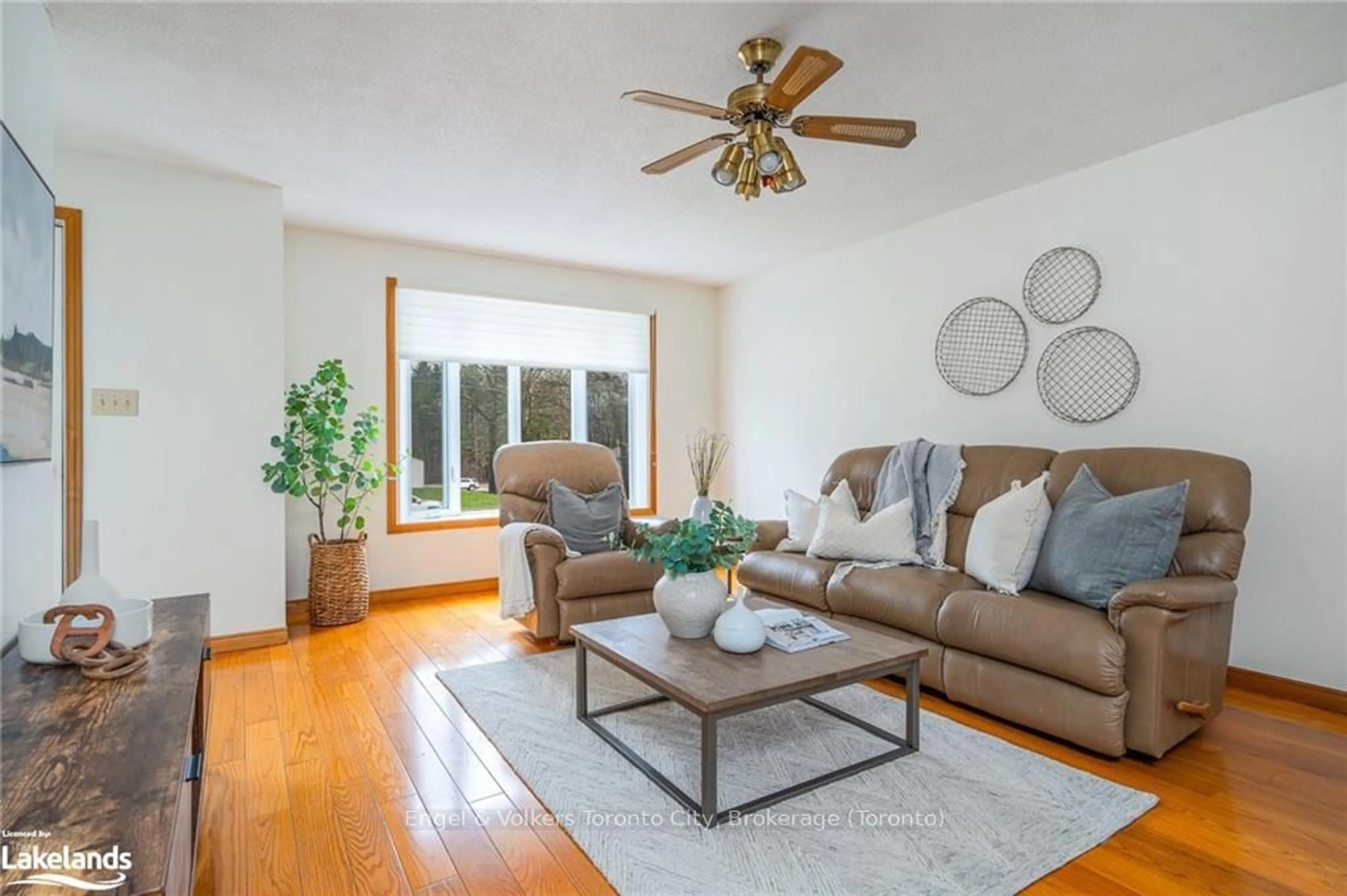 Living room, wood floors for 381 ZOO PARK Rd, Wasaga Beach Ontario L9Z 1S7